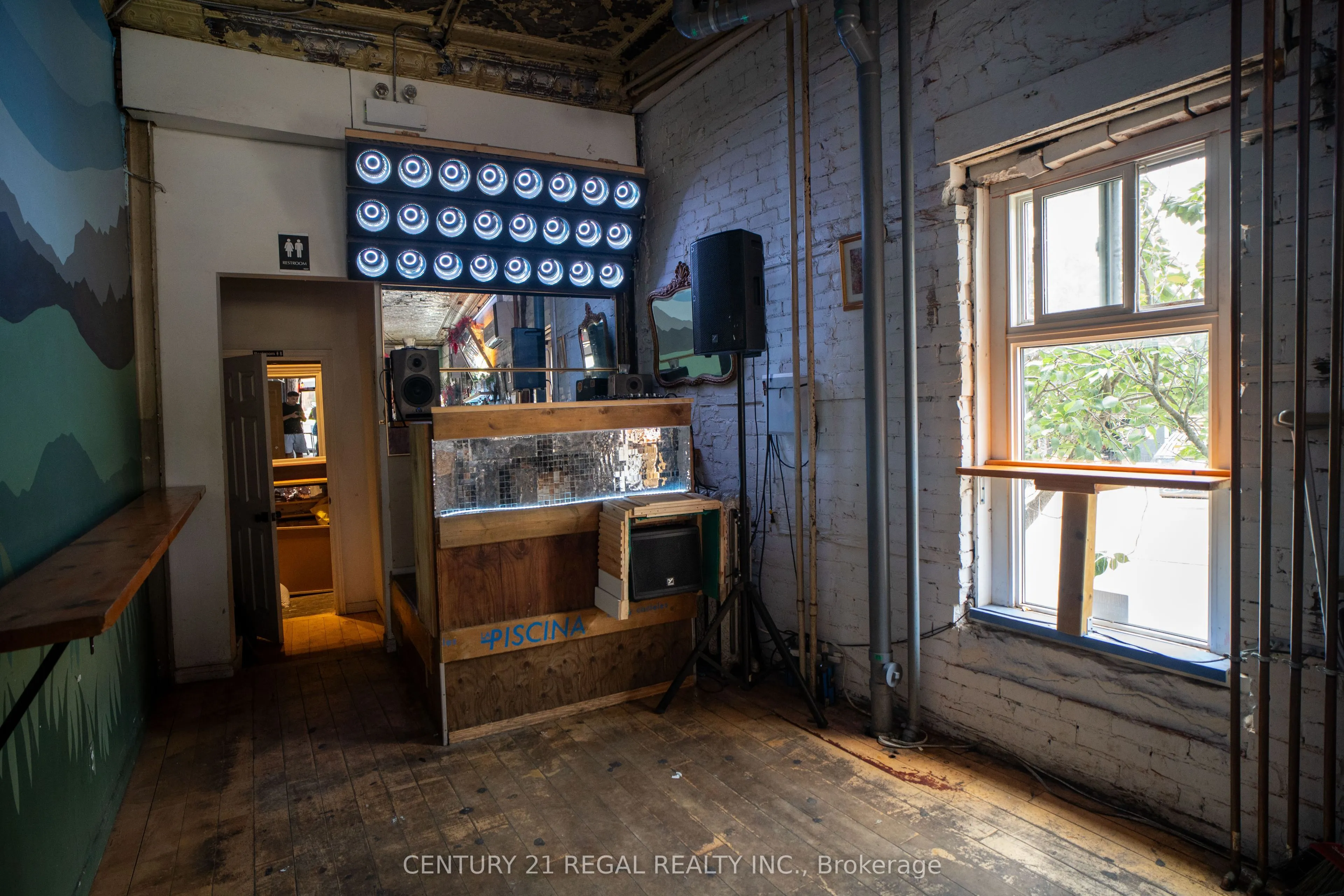 1615 Dundas Street W
