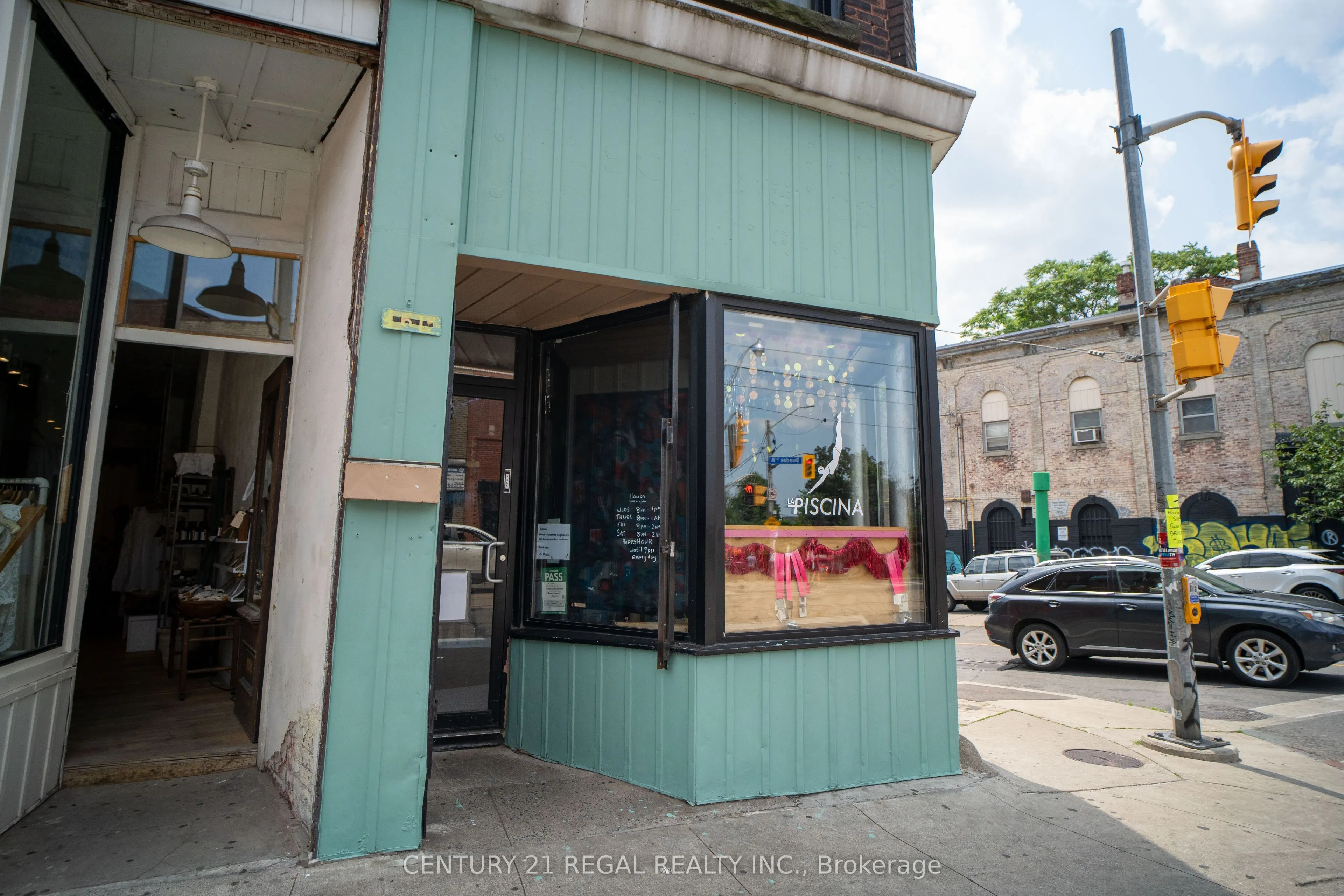 1615 Dundas Street W