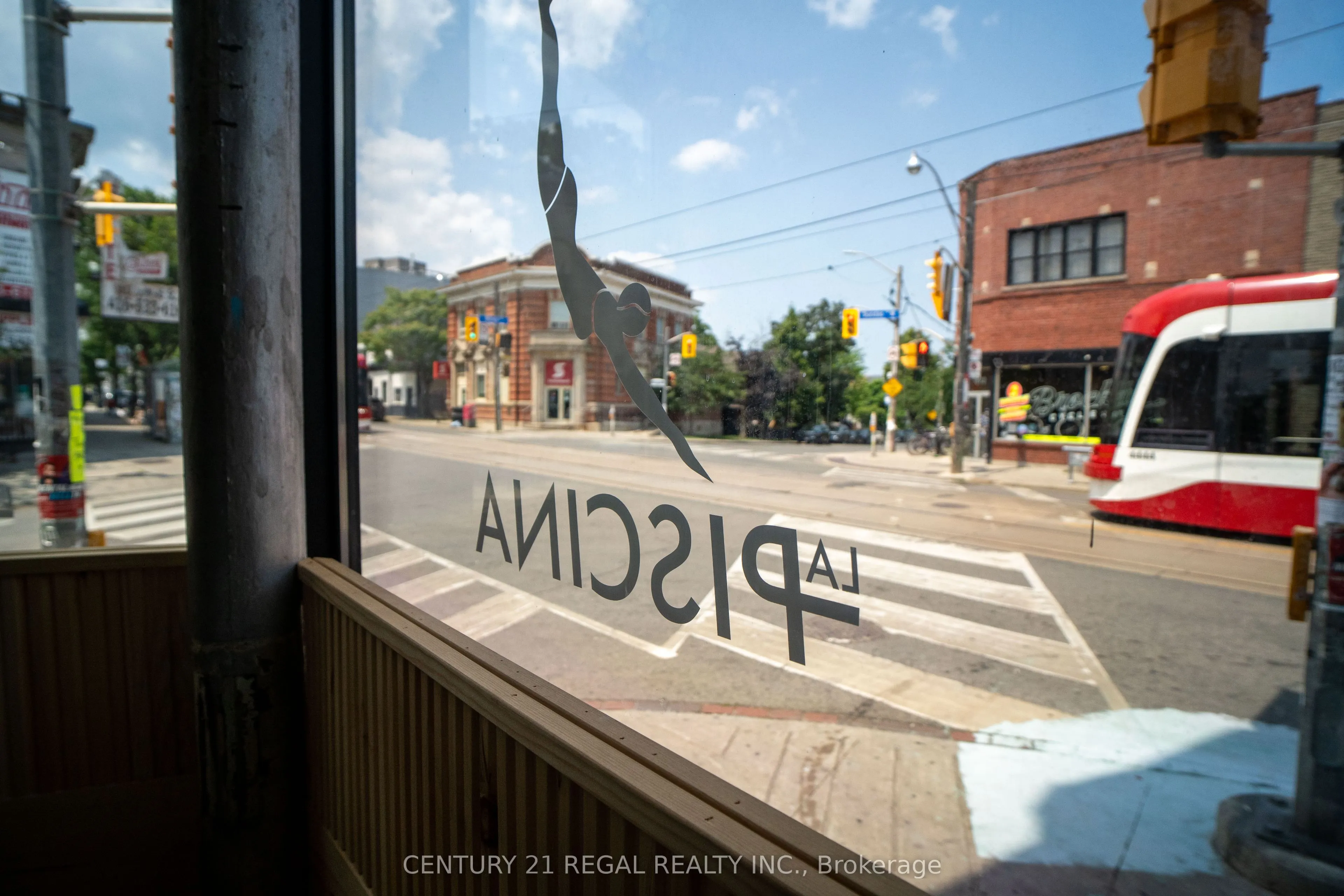 1615 Dundas Street W