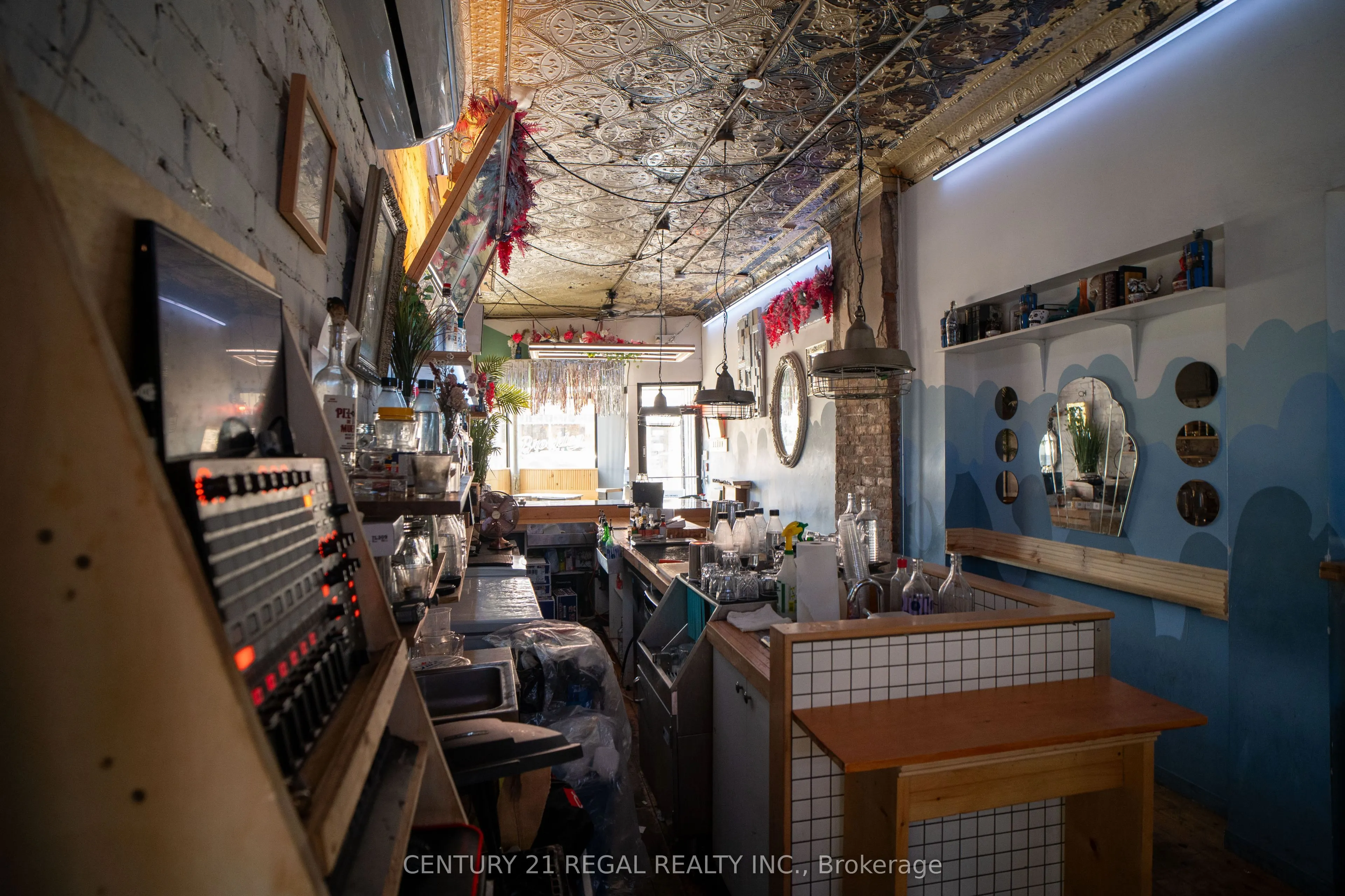 1615 Dundas Street W
