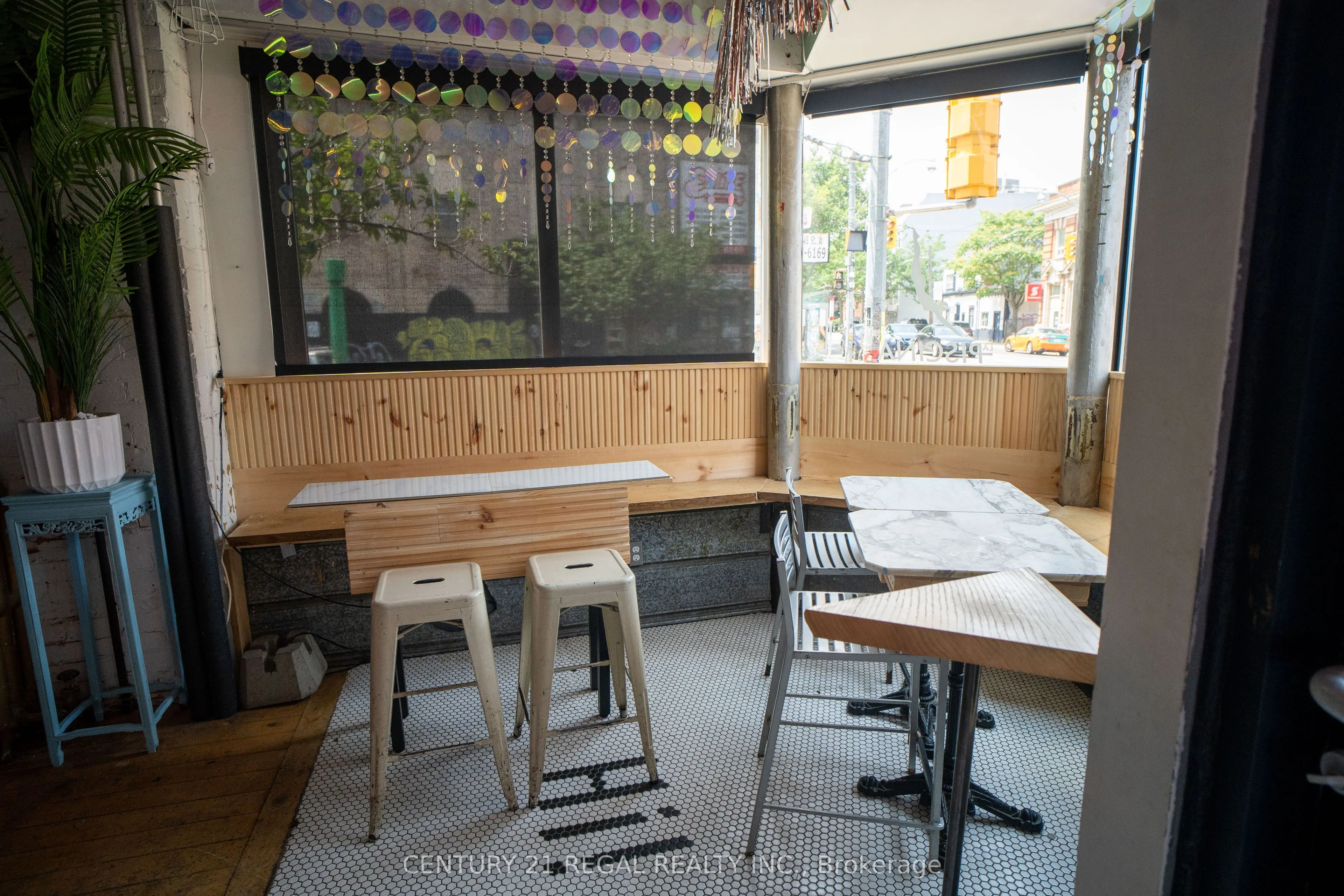 1615 Dundas Street W