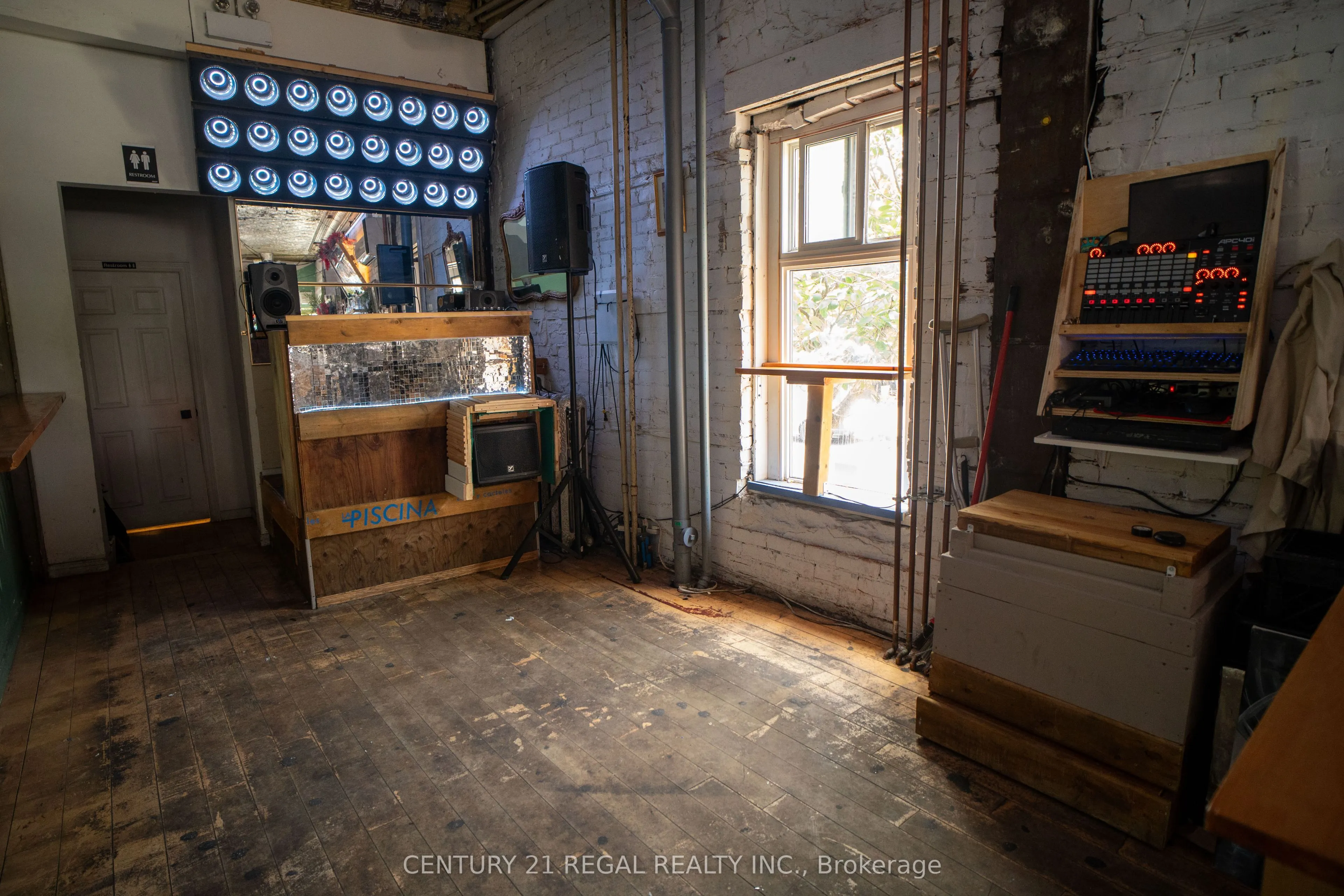 1615 Dundas Street W