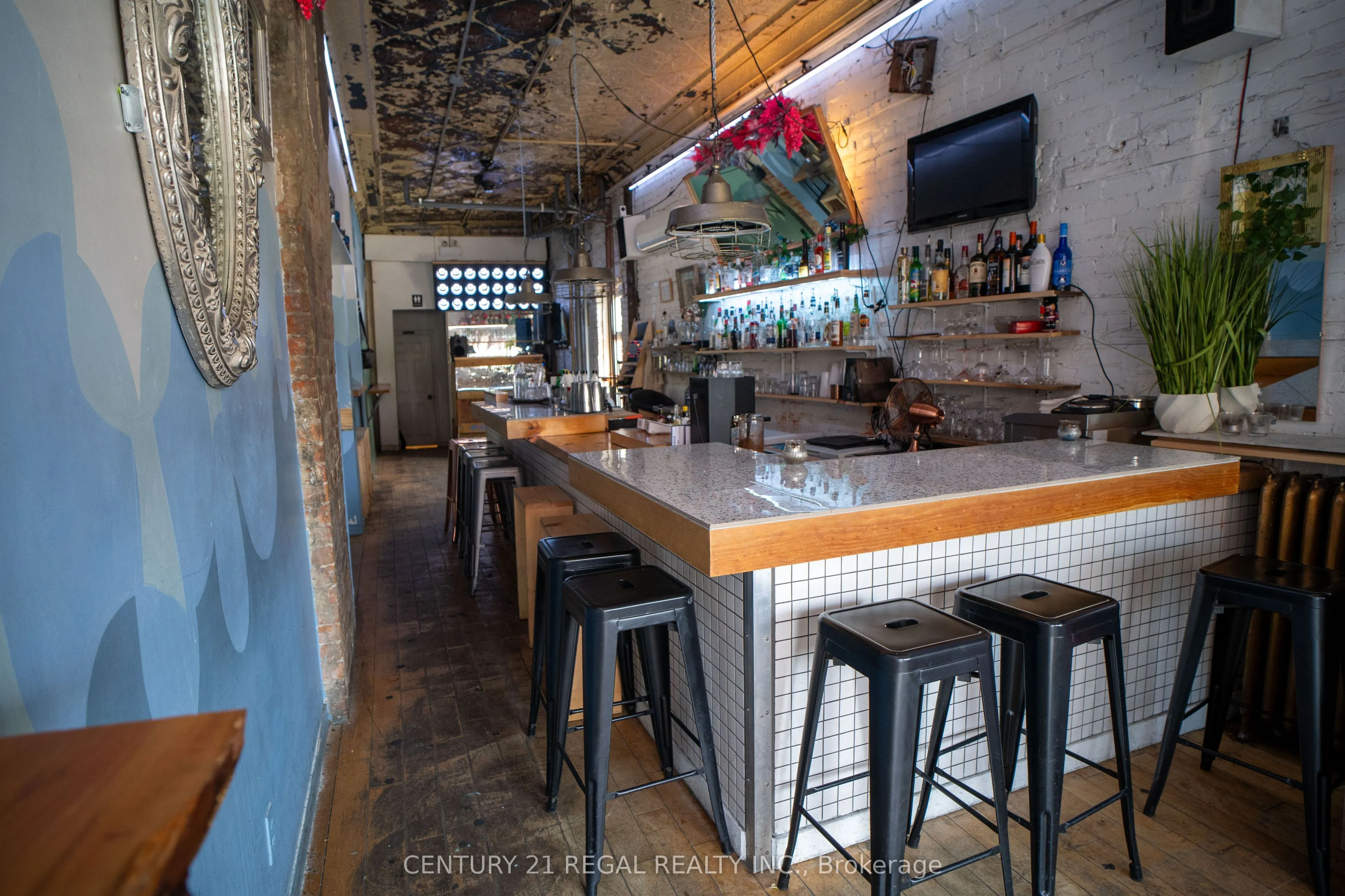 1615 Dundas Street W
