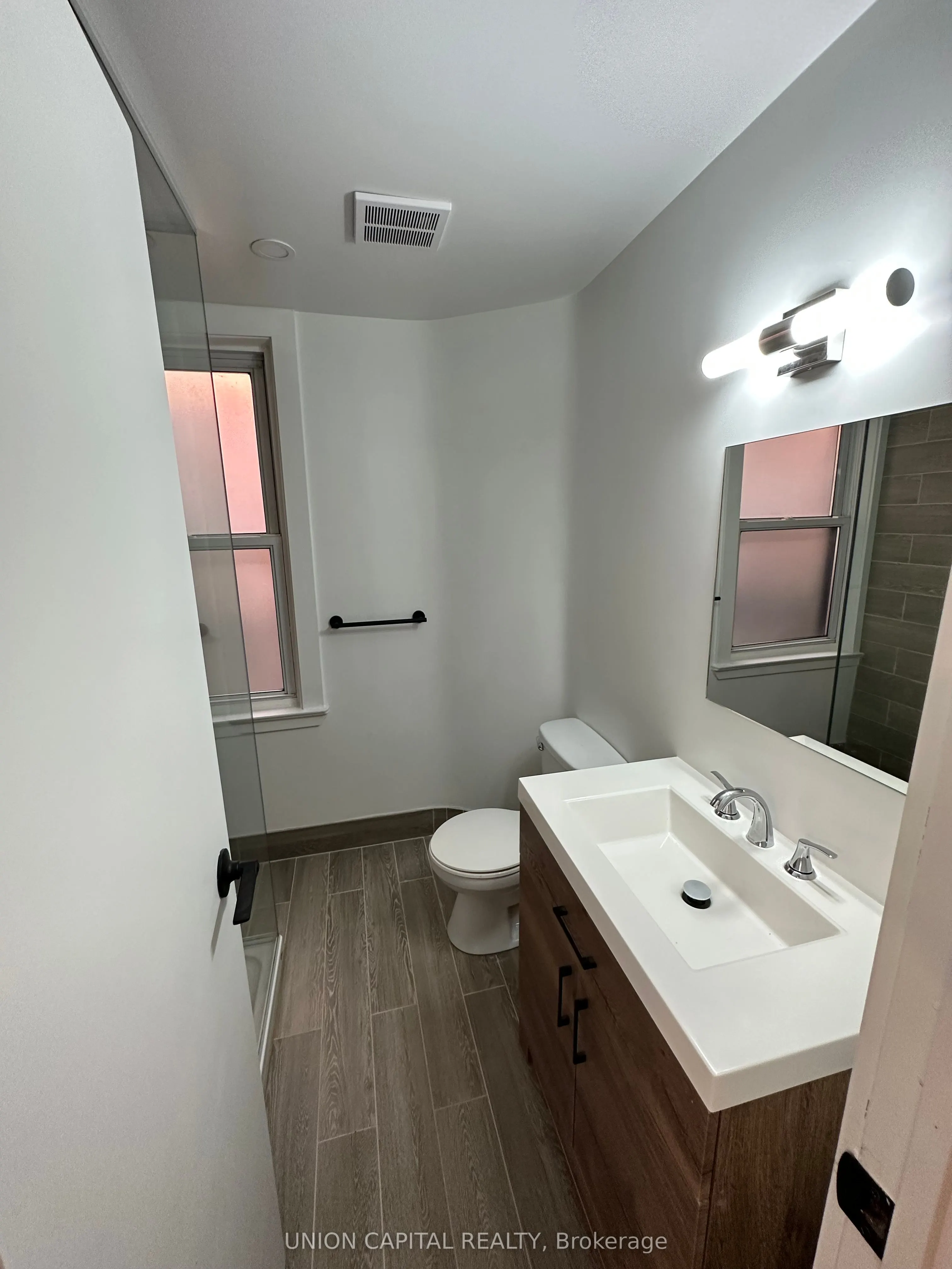 886 College Street, #Main