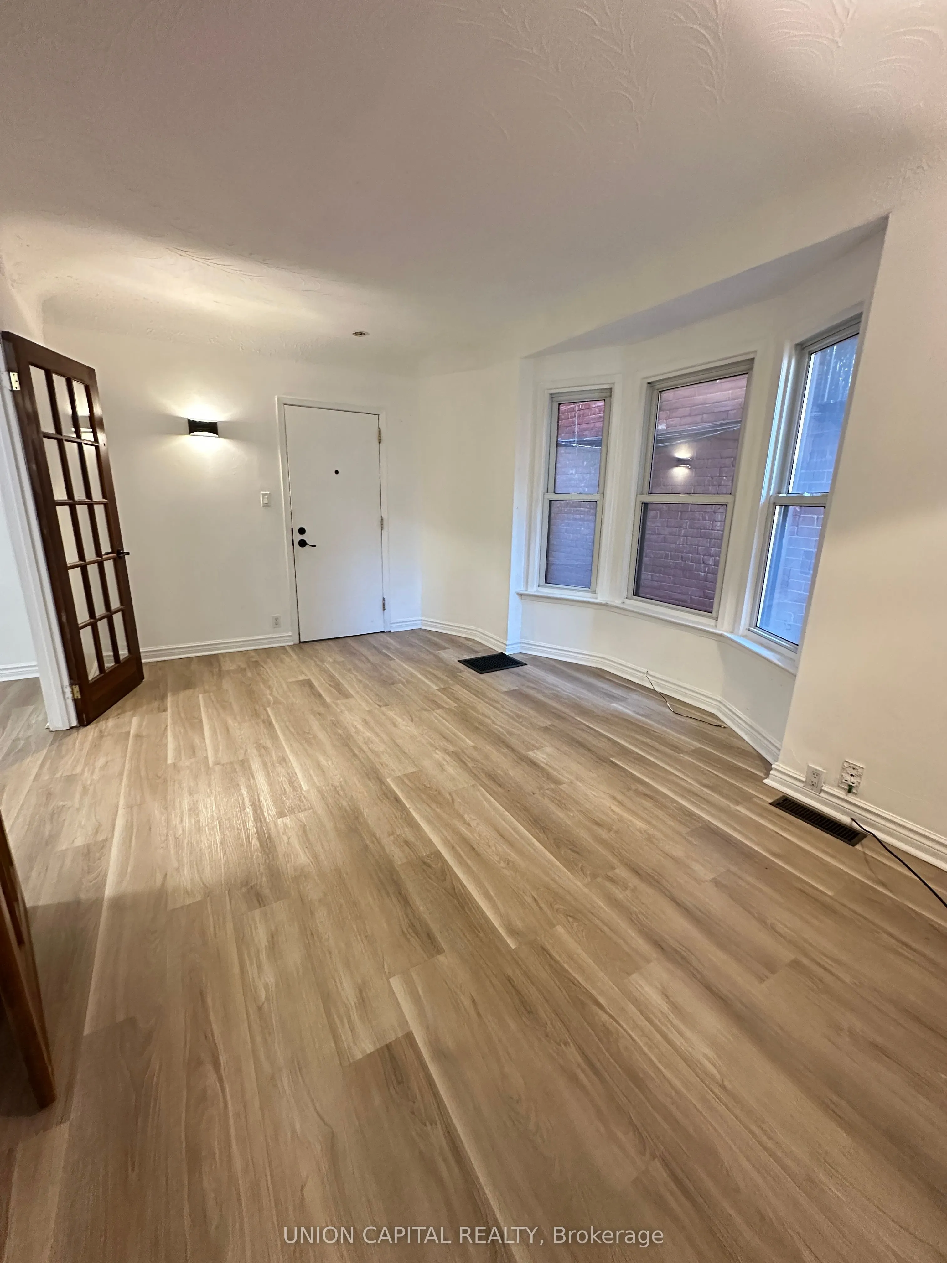 886 College Street, #Main