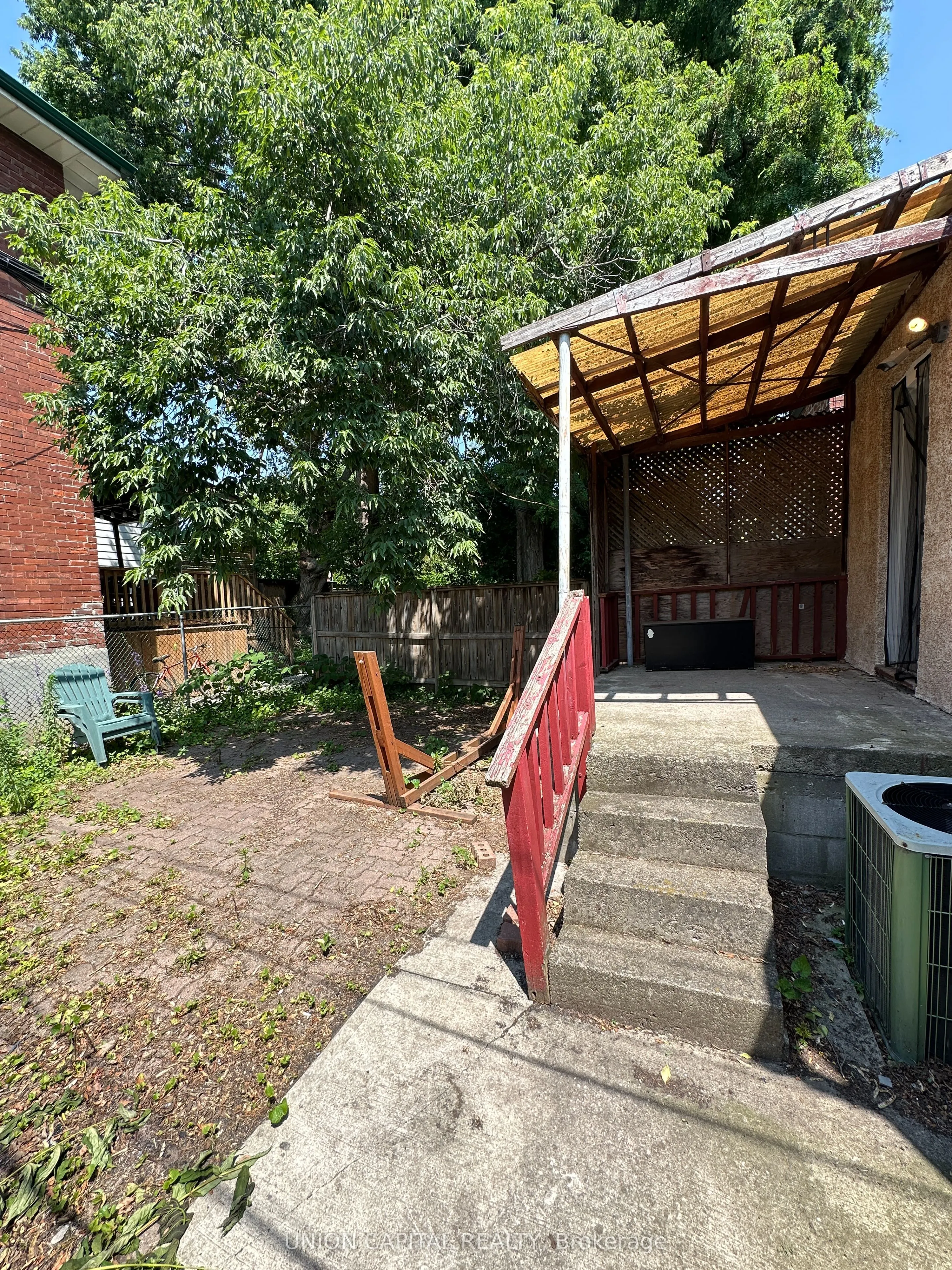 886 College Street, #Main