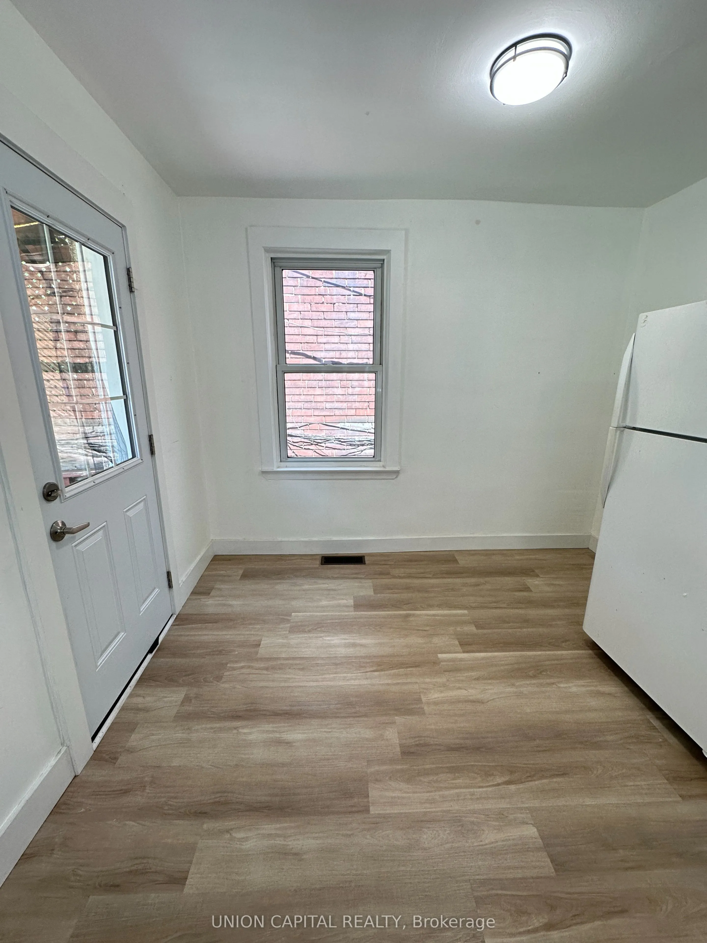 886 College Street, #Main
