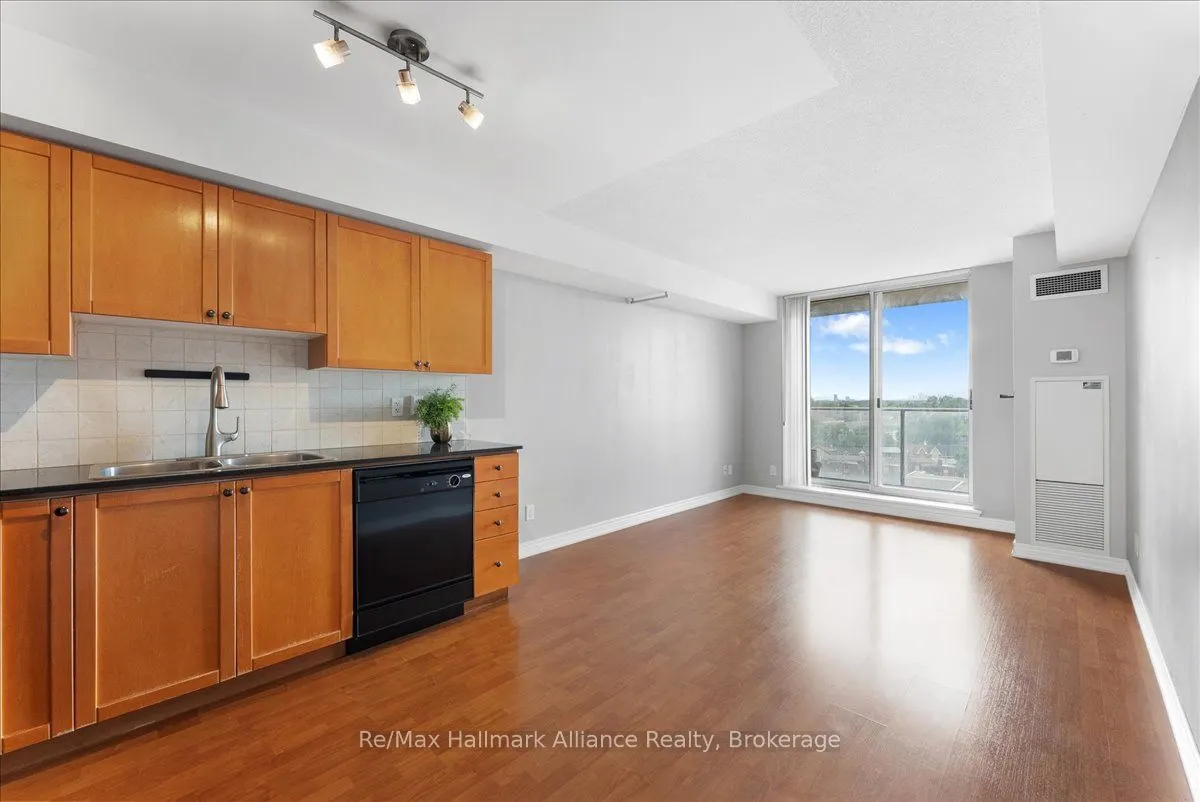 1369 Bloor Street W, #910
