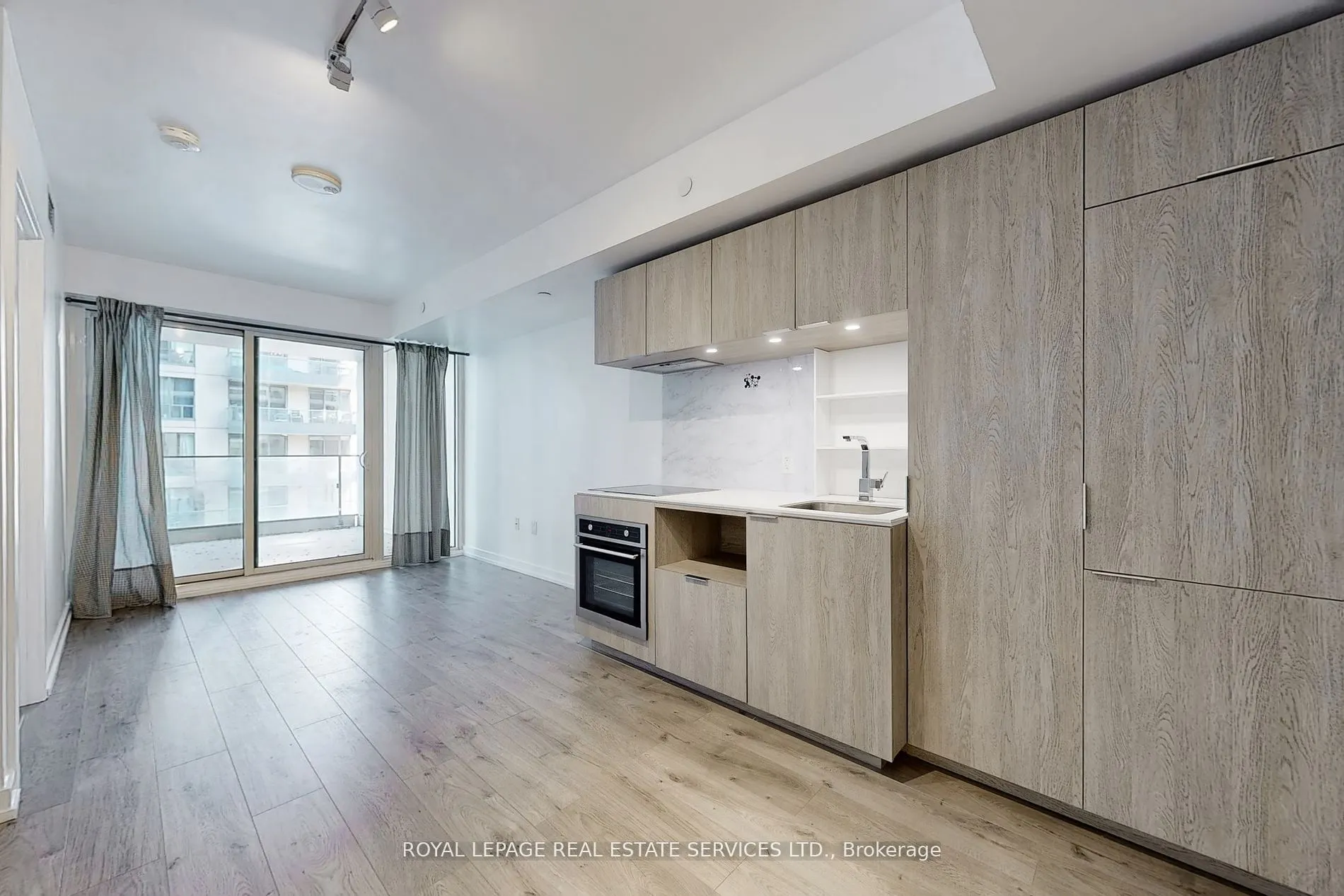 77 Shuter Street, #612