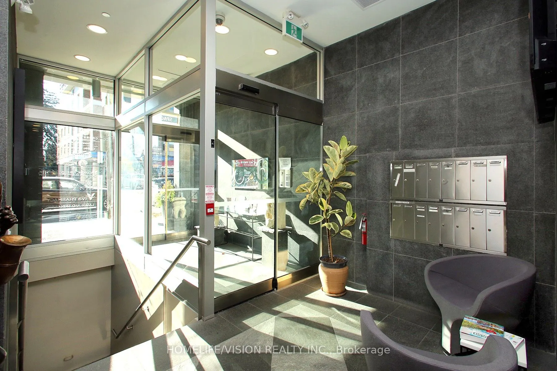 418 Eglinton Avenue W