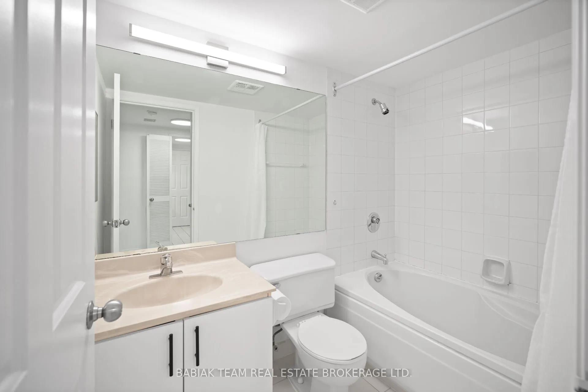711 Bay Street, #1613