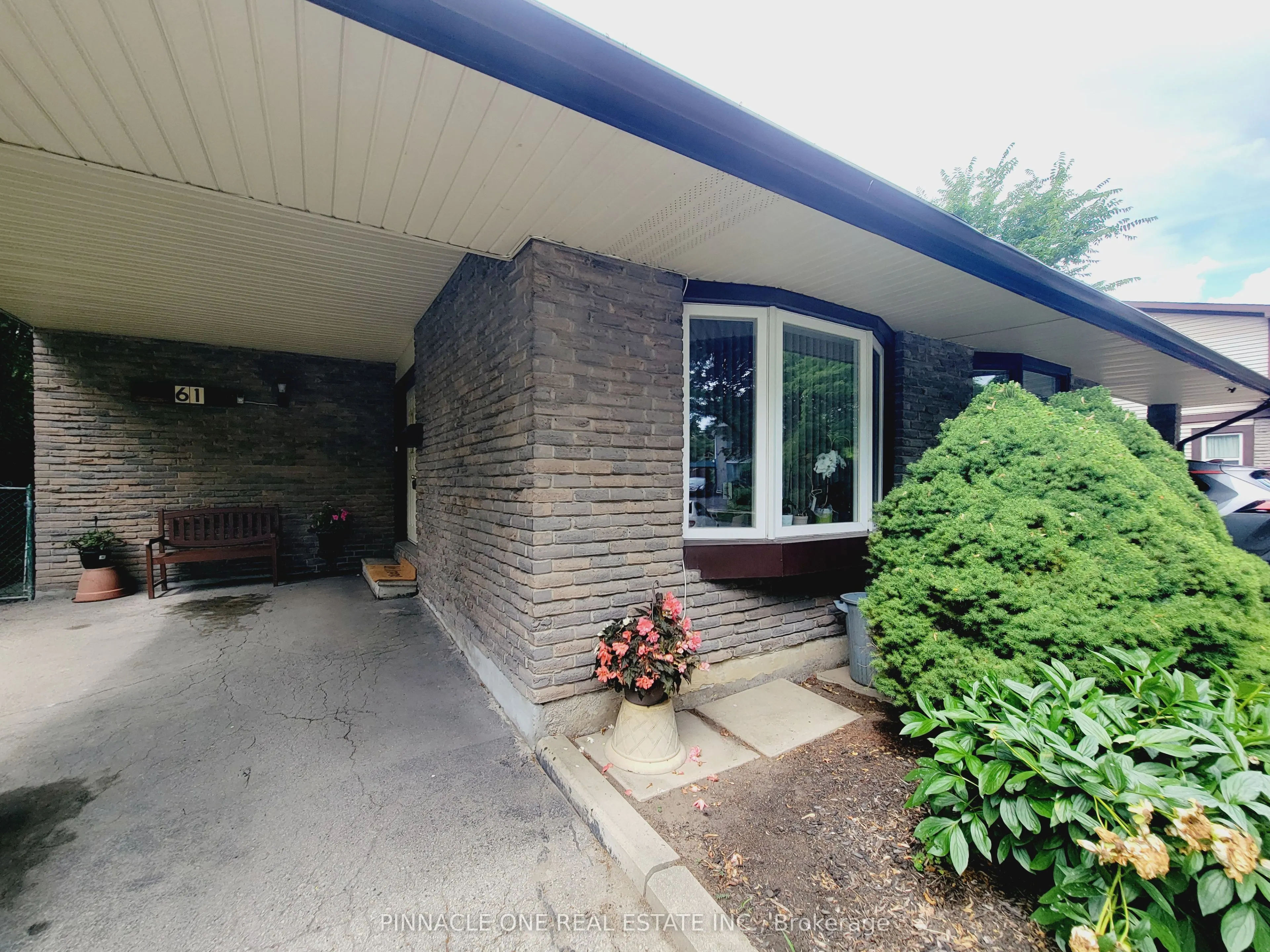 61 Applegate Crescent