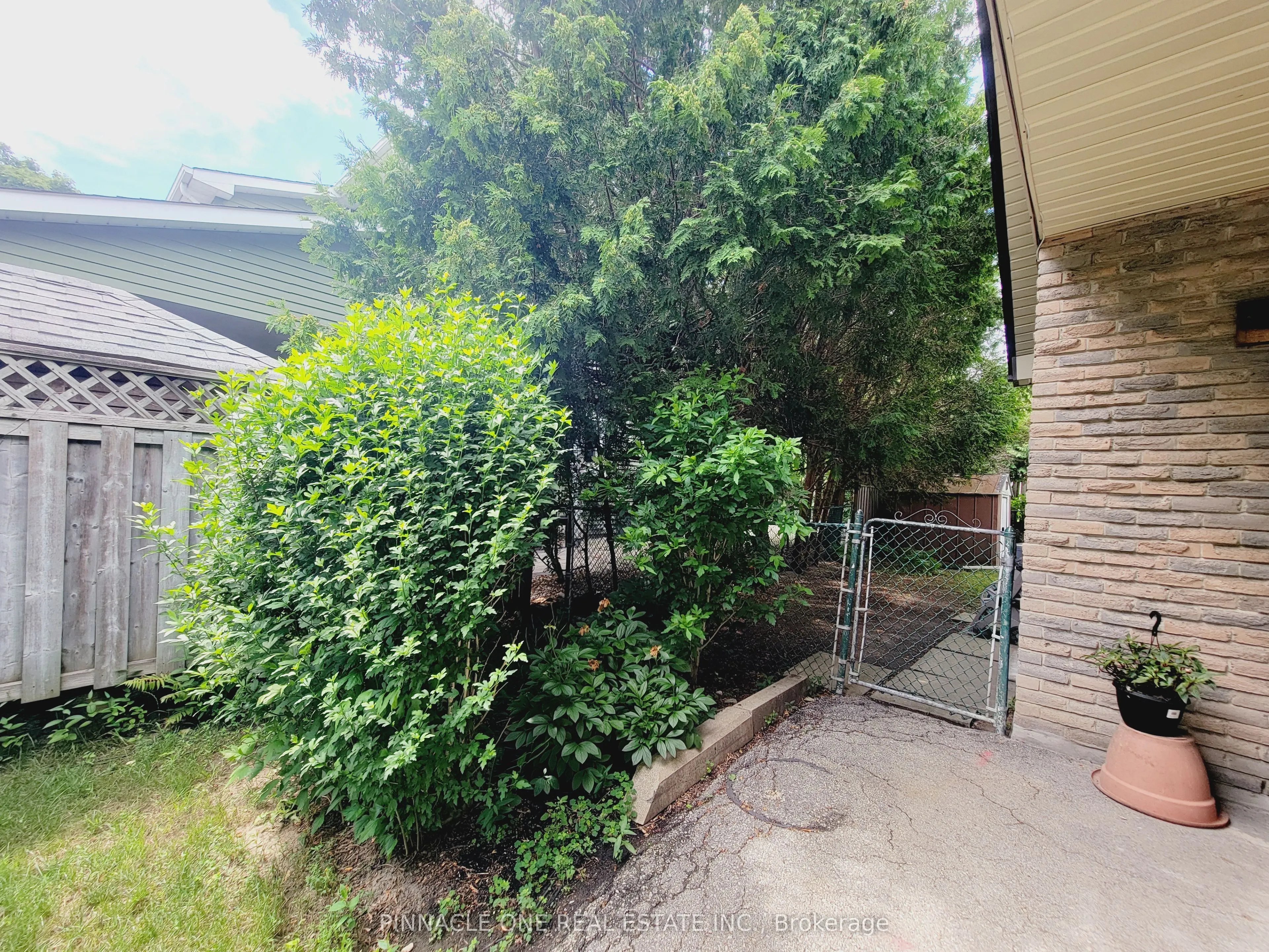 61 Applegate Crescent