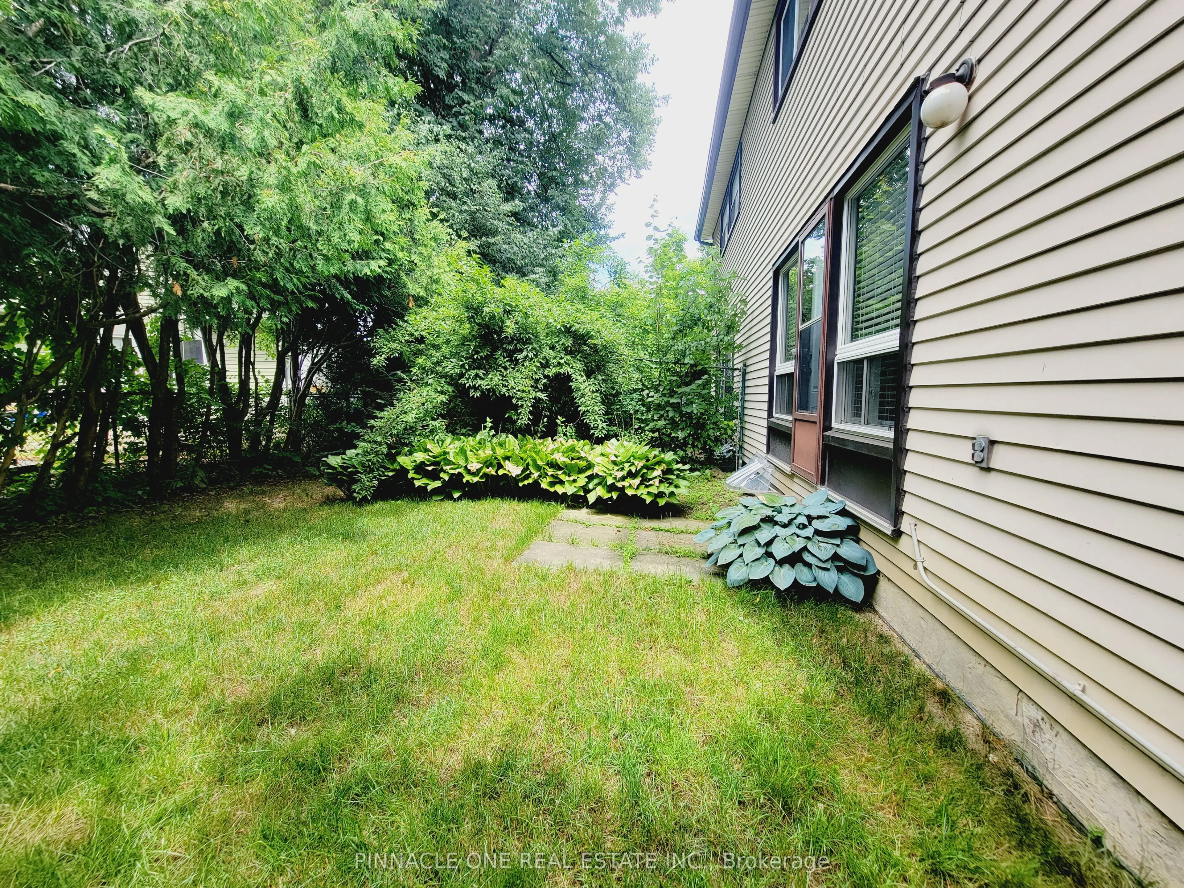 61 Applegate Crescent