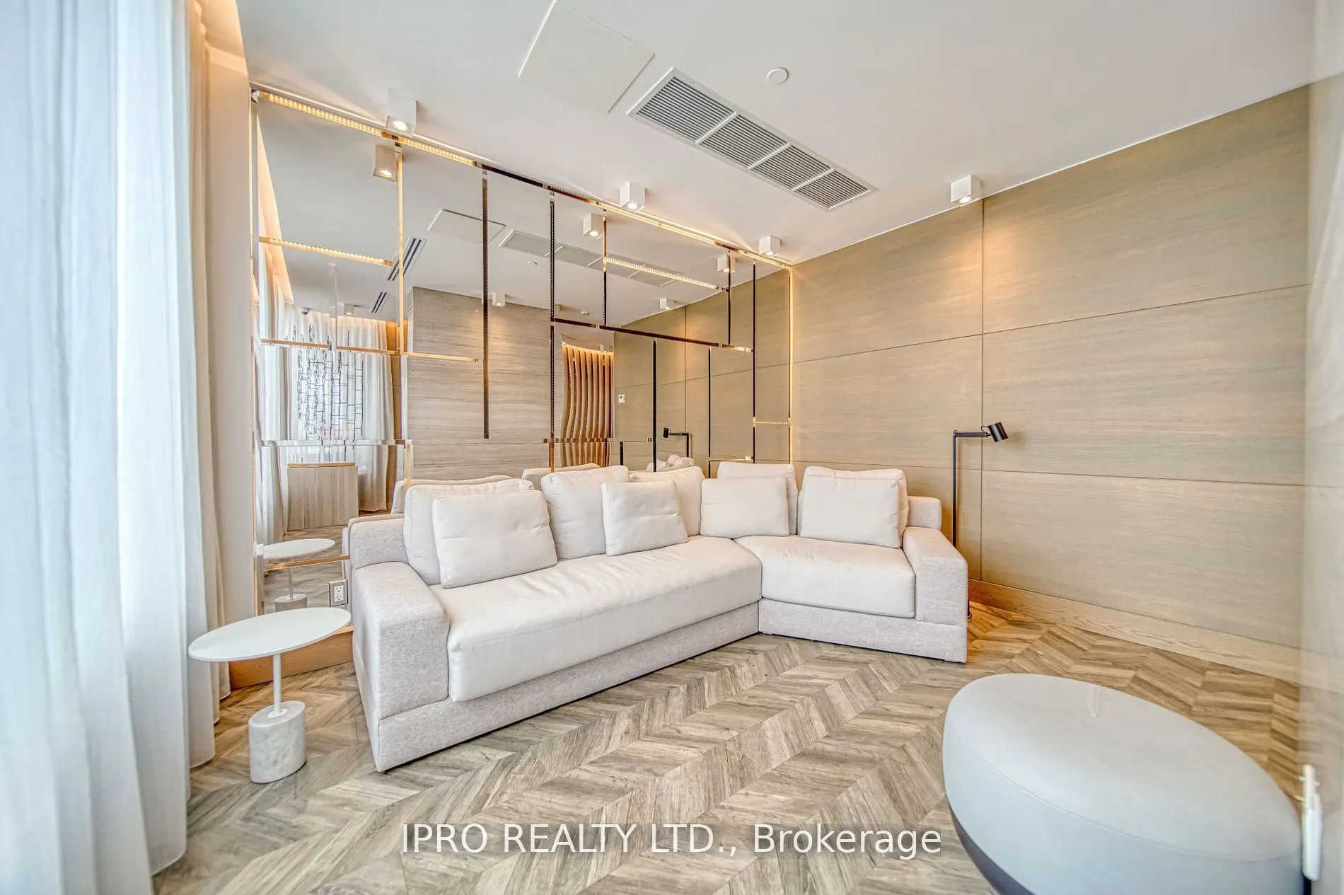 7 Kenaston Gardens, #701