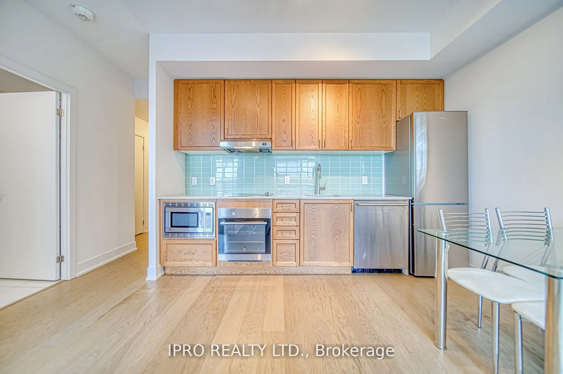 7 Kenaston Gardens, #701