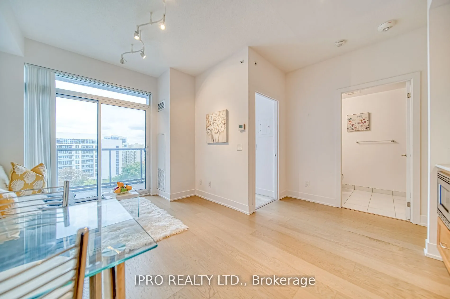 7 Kenaston Gardens, #701
