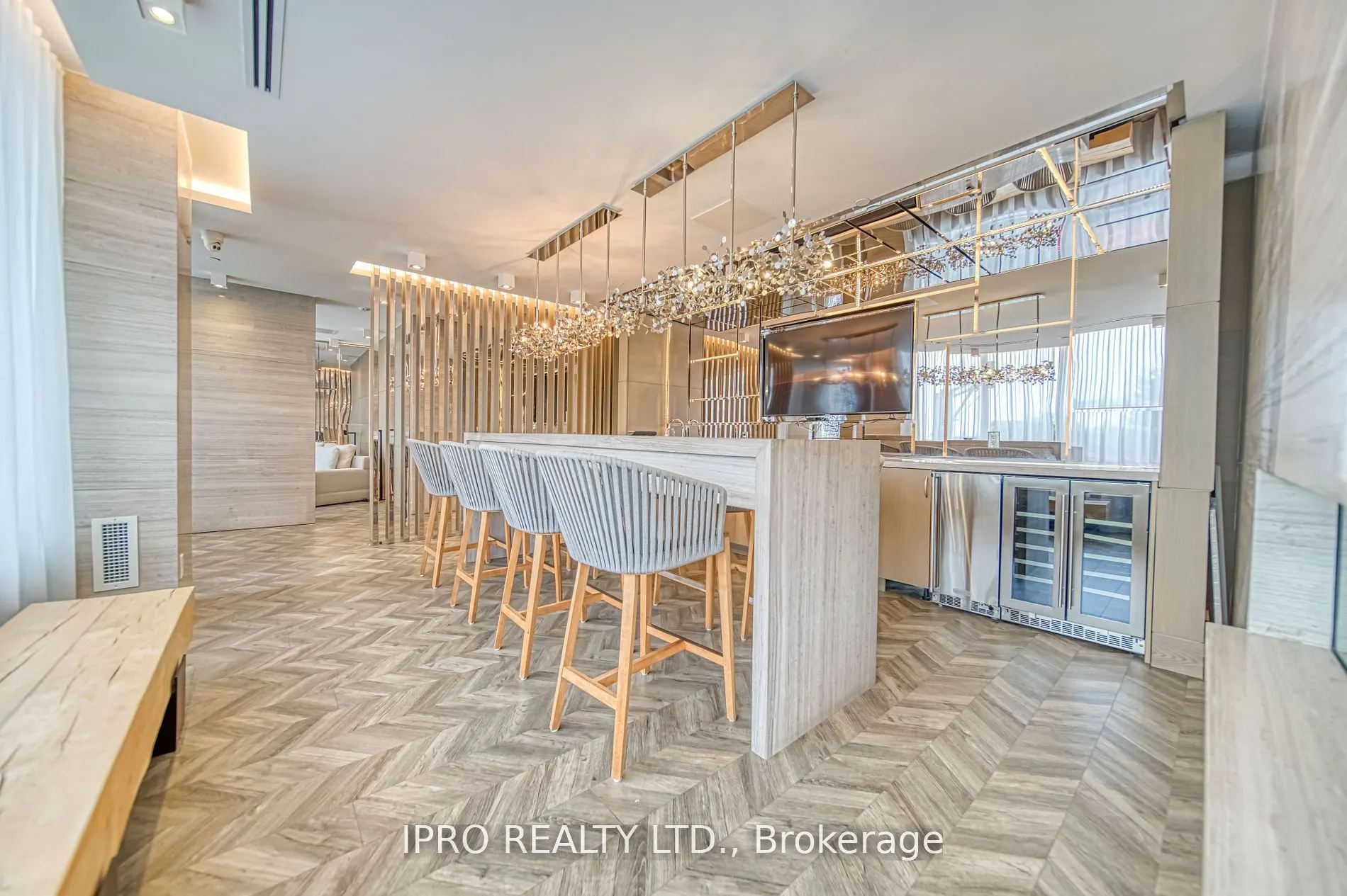 7 Kenaston Gardens, #701