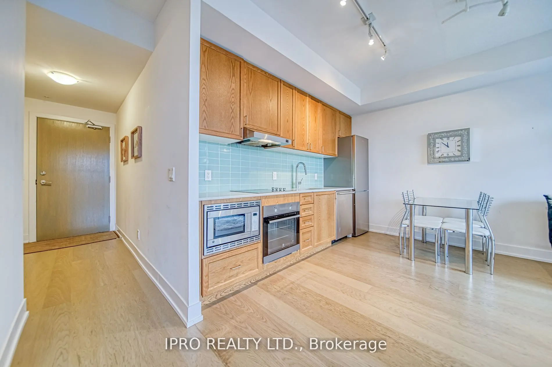 7 Kenaston Gardens, #701
