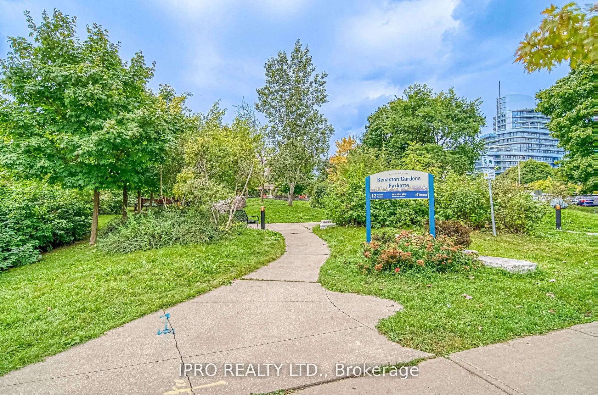 7 Kenaston Gardens, #701