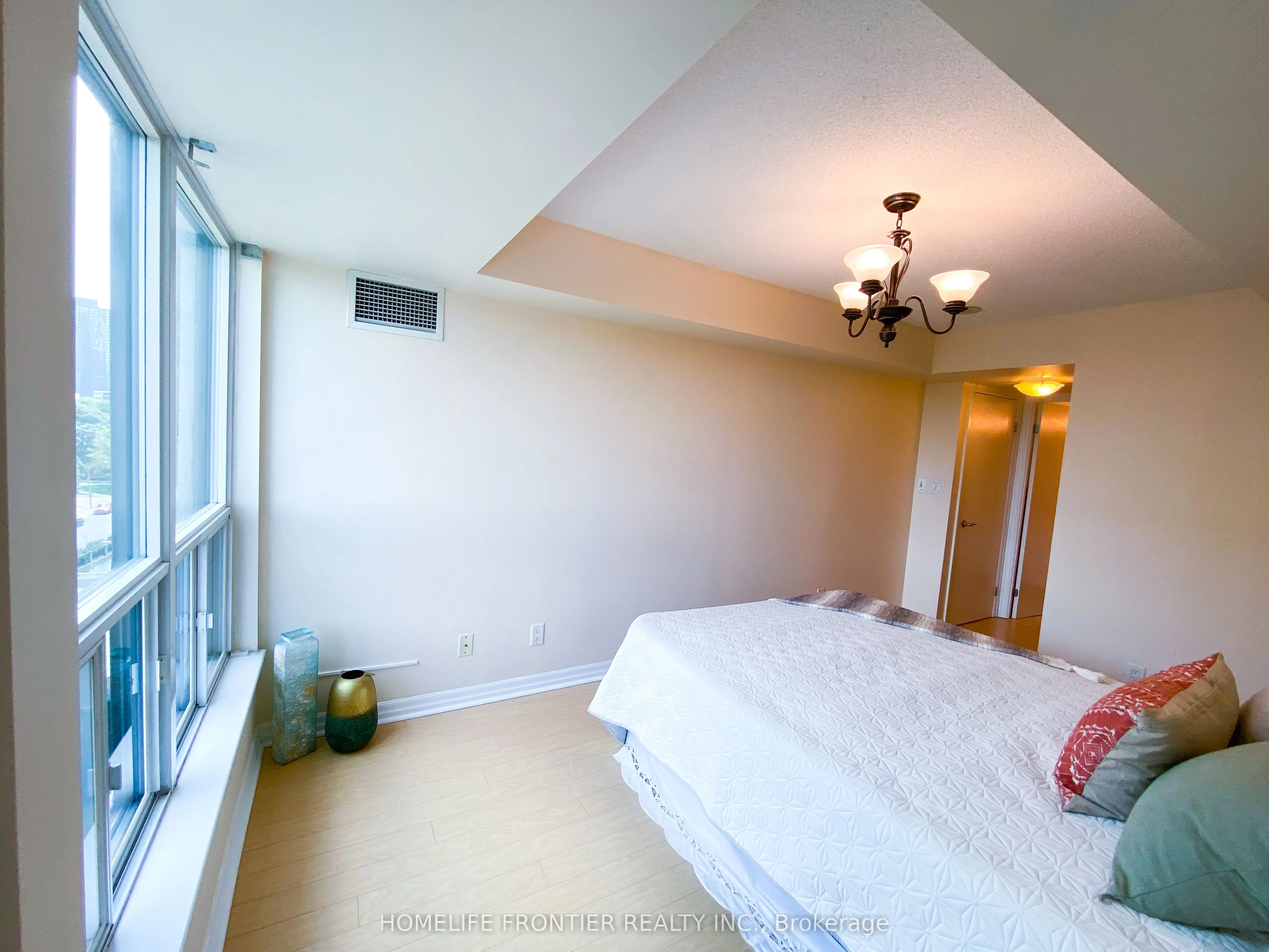 300 Bloor Street, #903