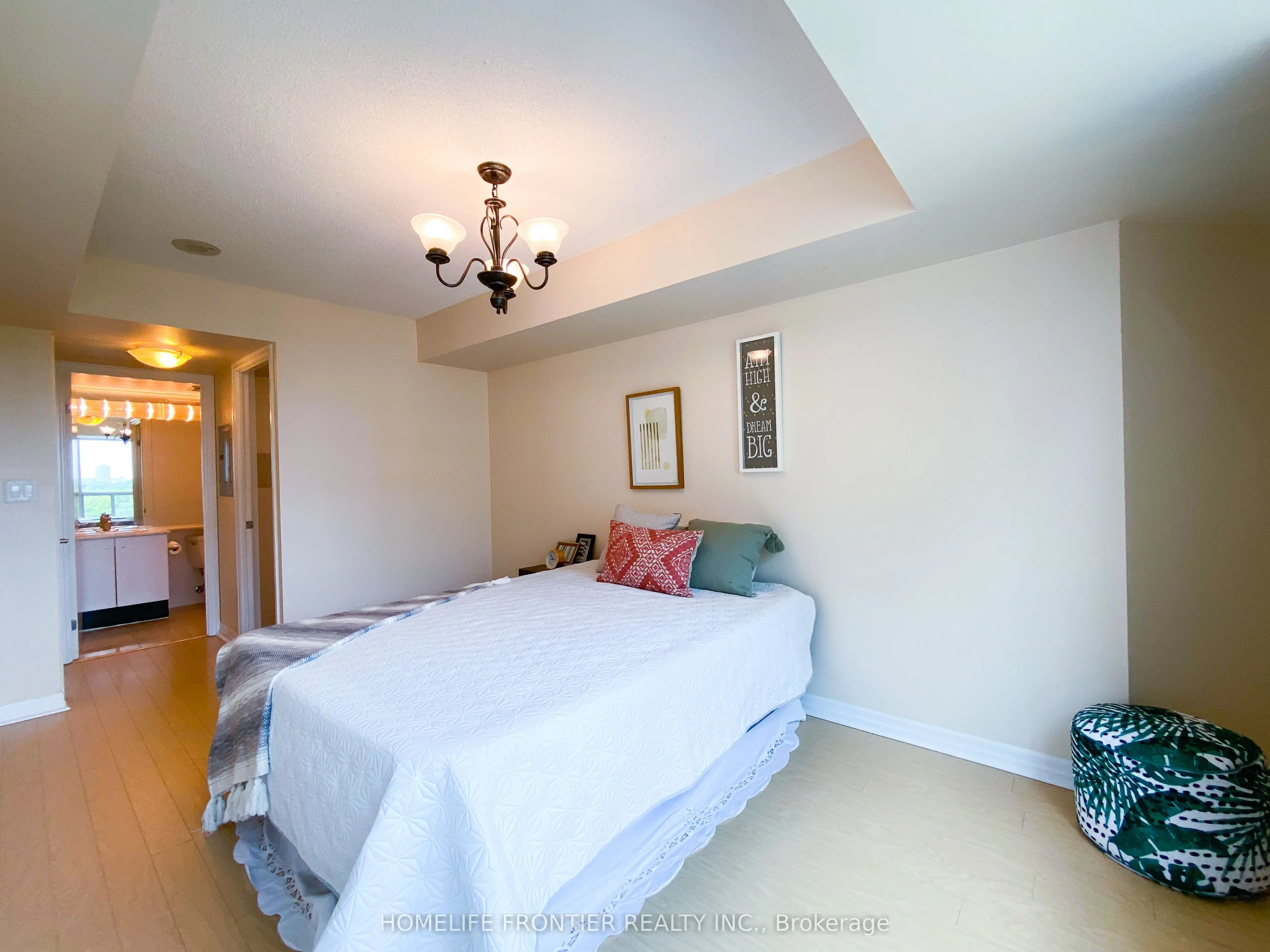 300 Bloor Street, #903