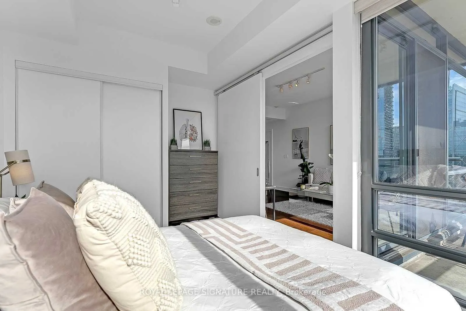 438 King Street W, #1906