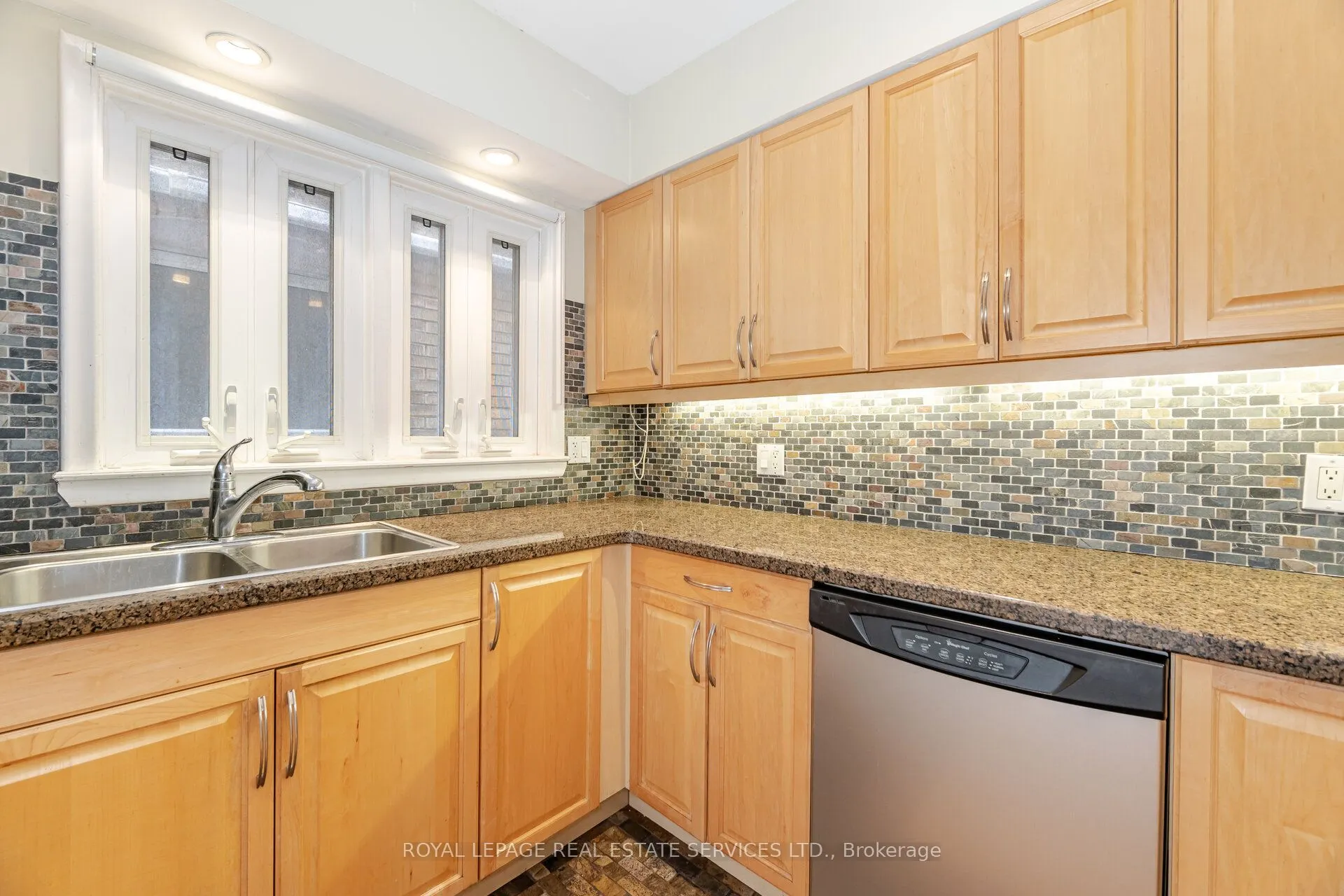475 Winona Drive, #3 Upper