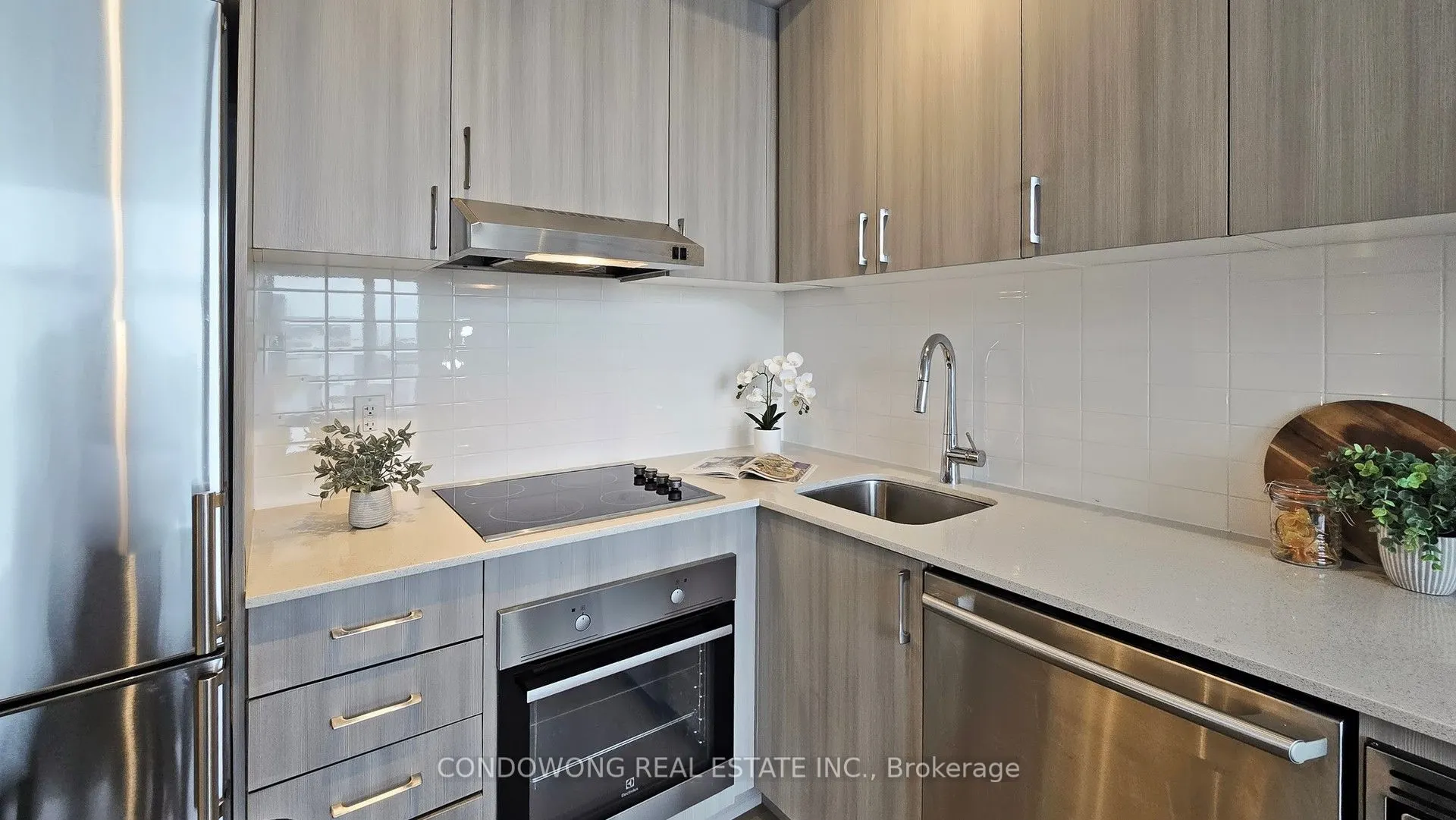7 Kenaston Gardens, #904