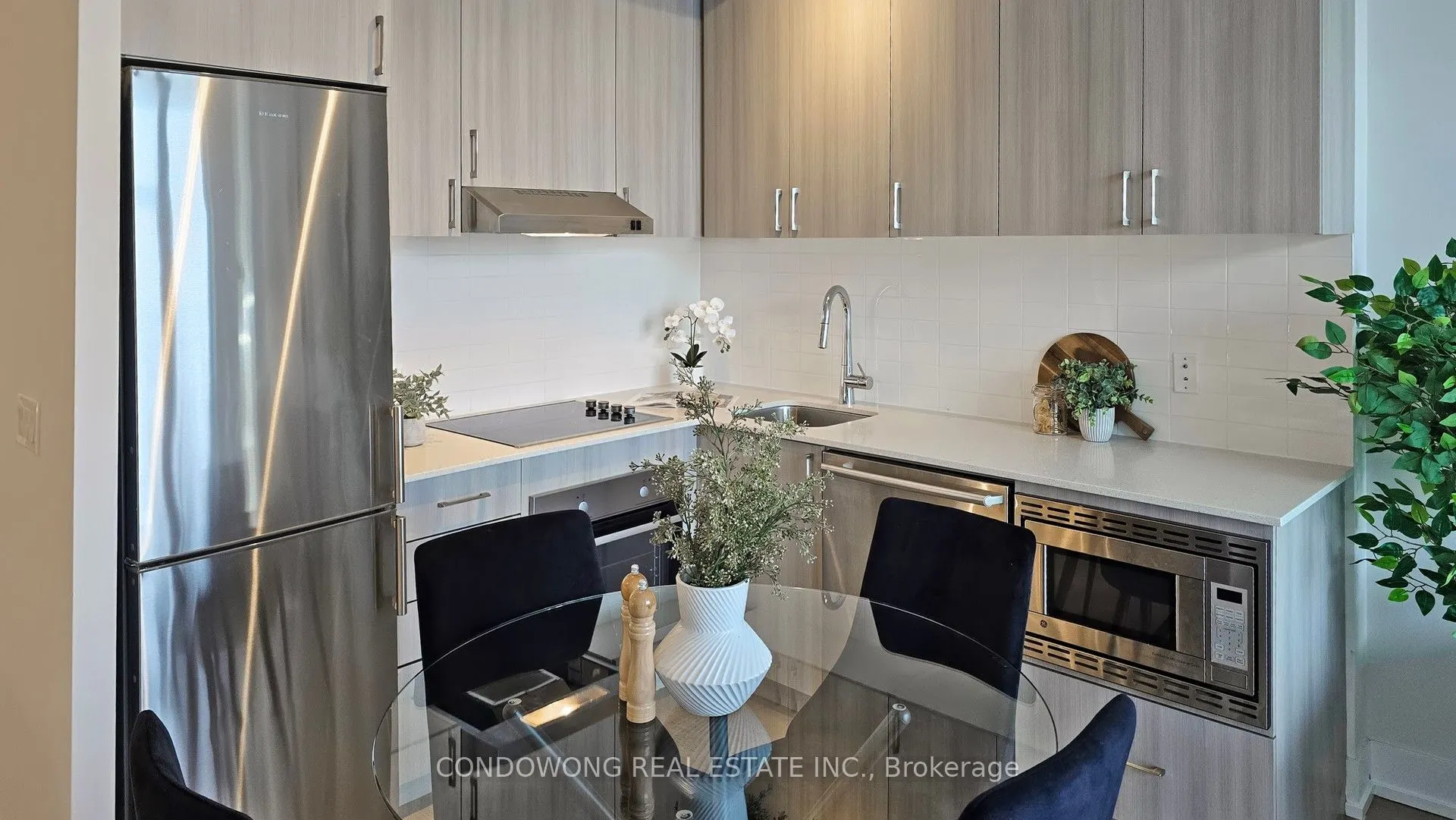 7 Kenaston Gardens, #904