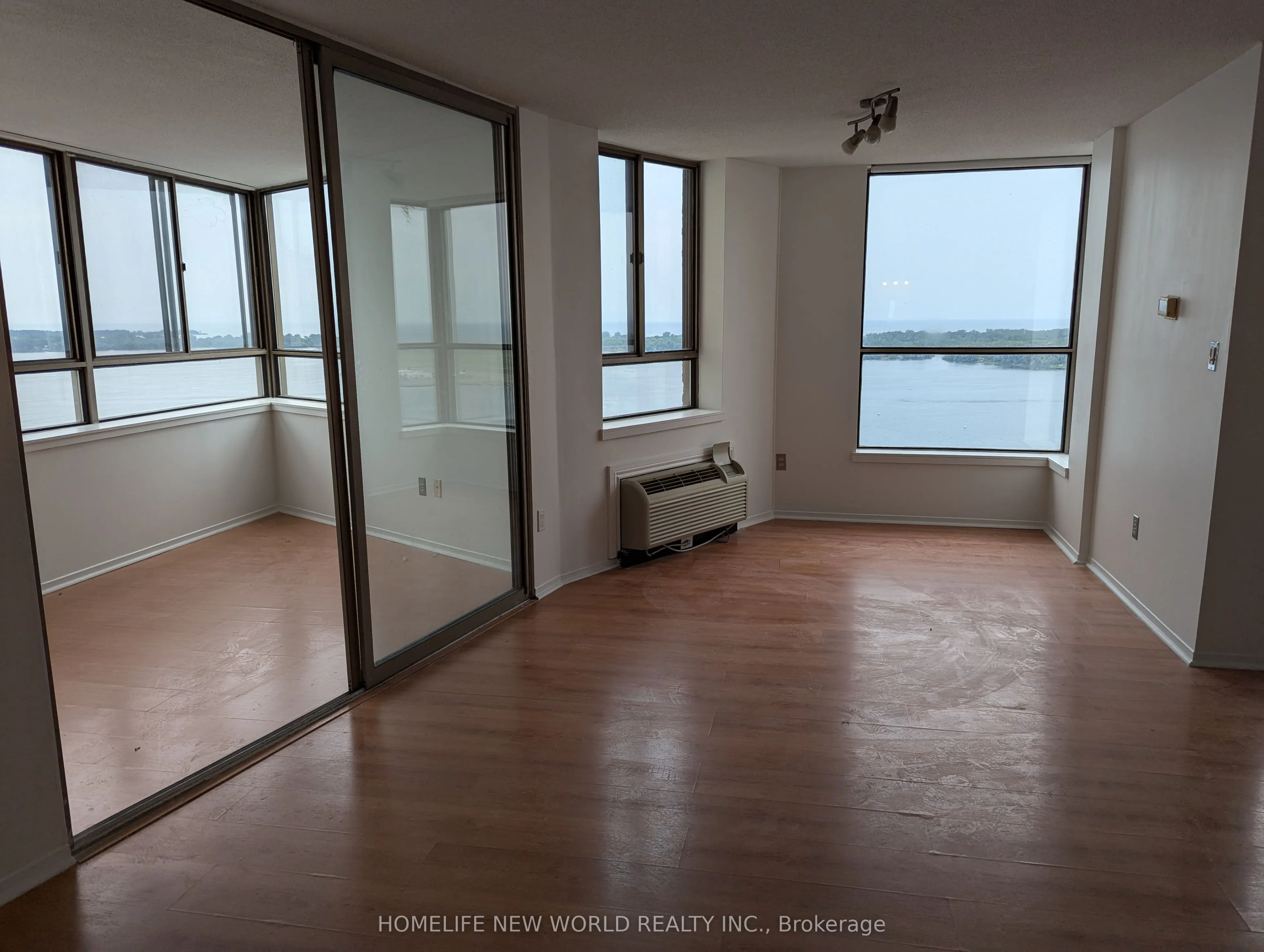 270 Queens Quay W, #2501