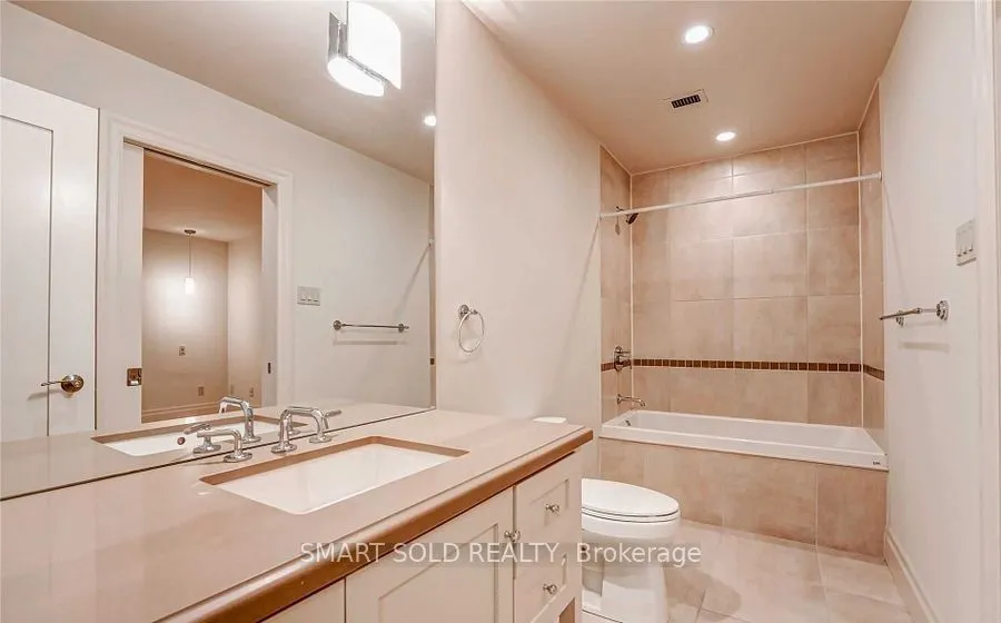 30 Wellington Street E, #2202
