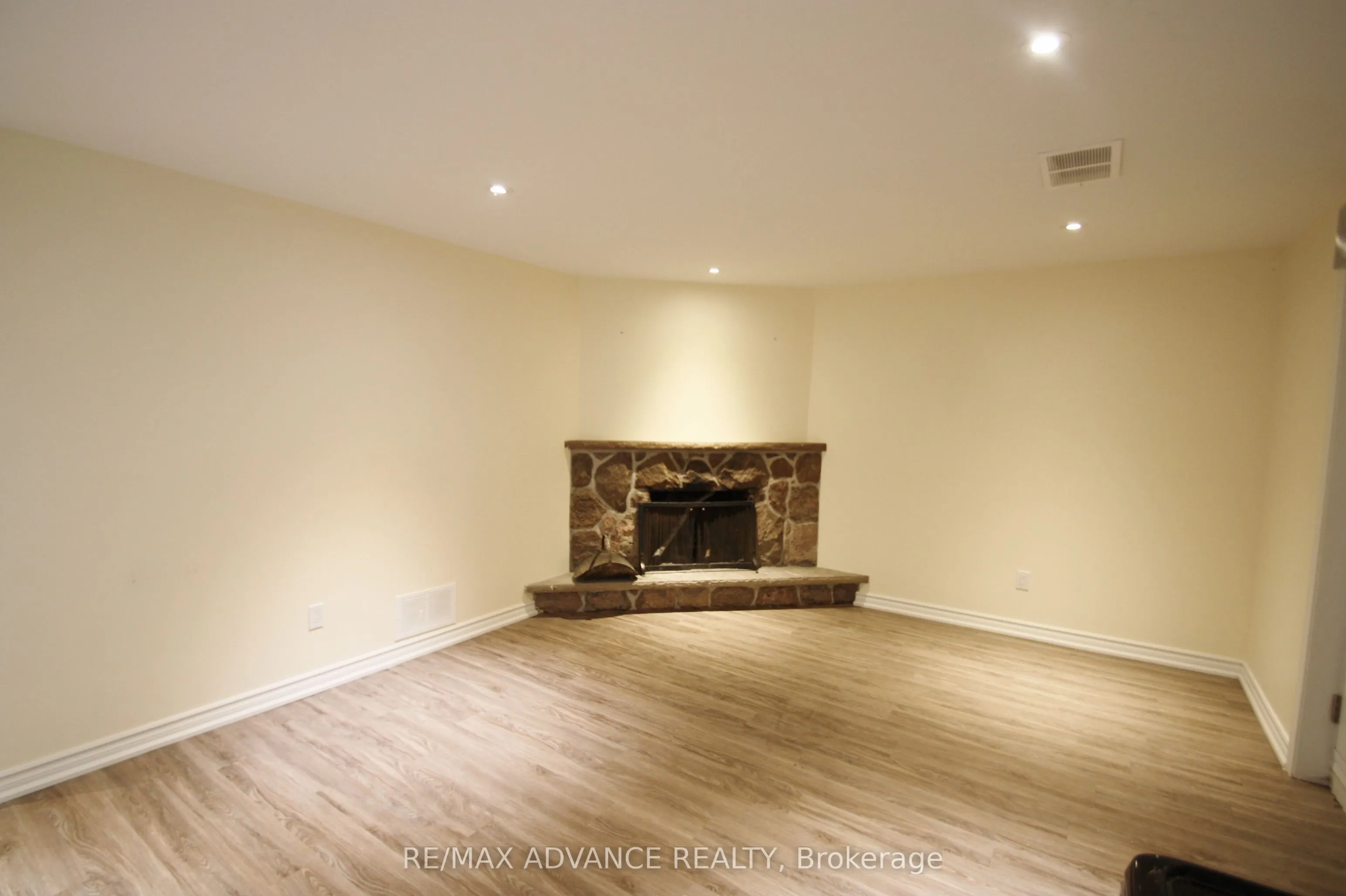 33 Carluke Crescent, #Lower