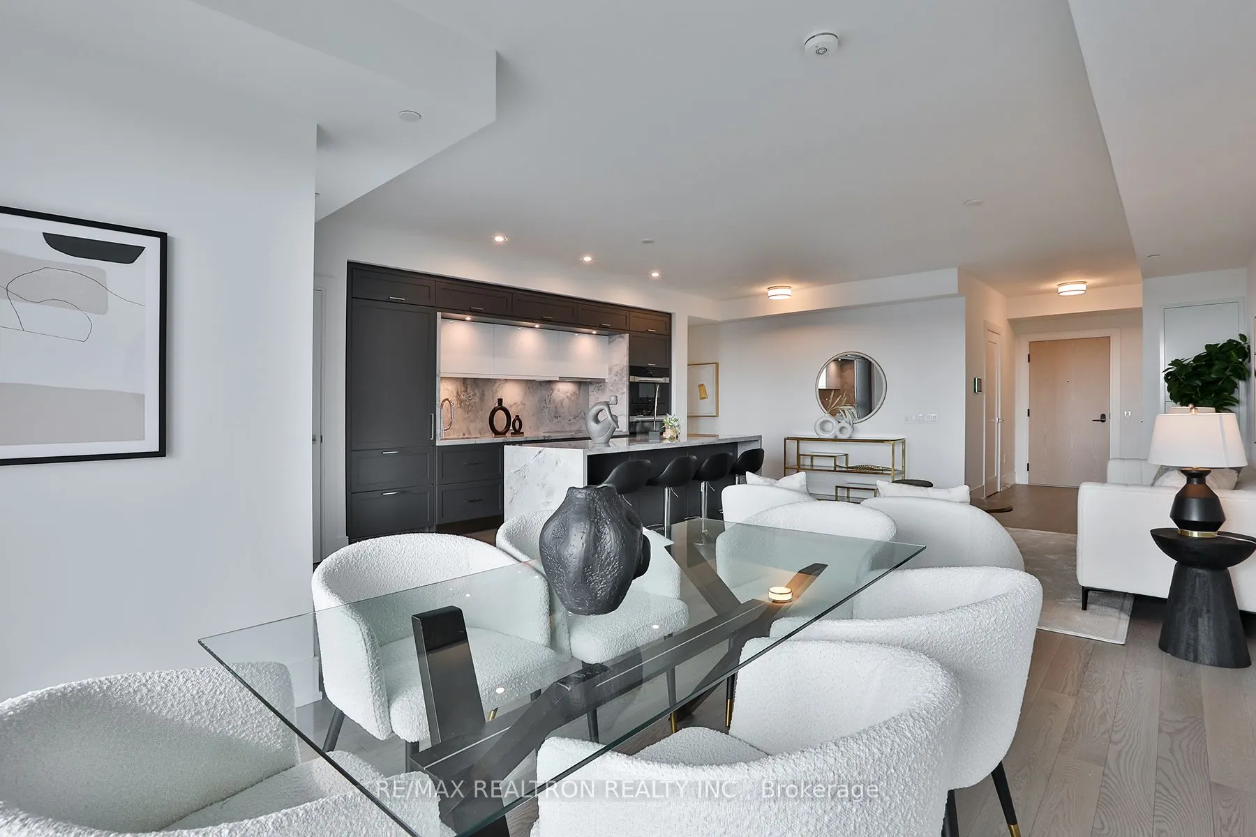 10 Inn On The Park Drive, #901