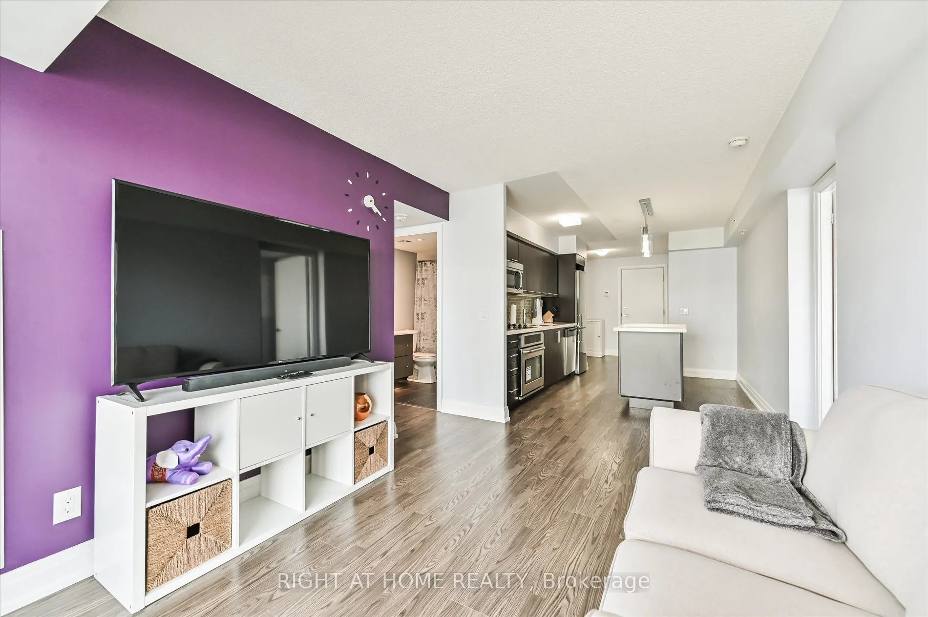 565 Wilson Avenue, #W1001