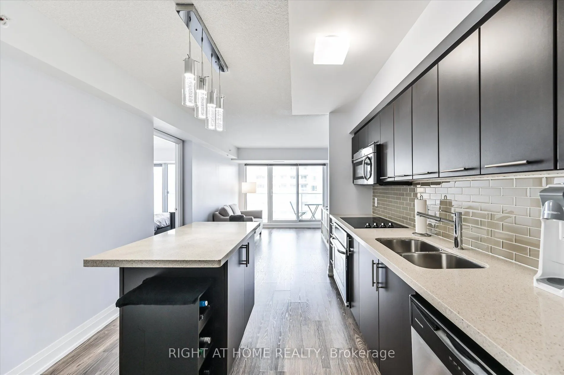 565 Wilson Avenue, #W1001