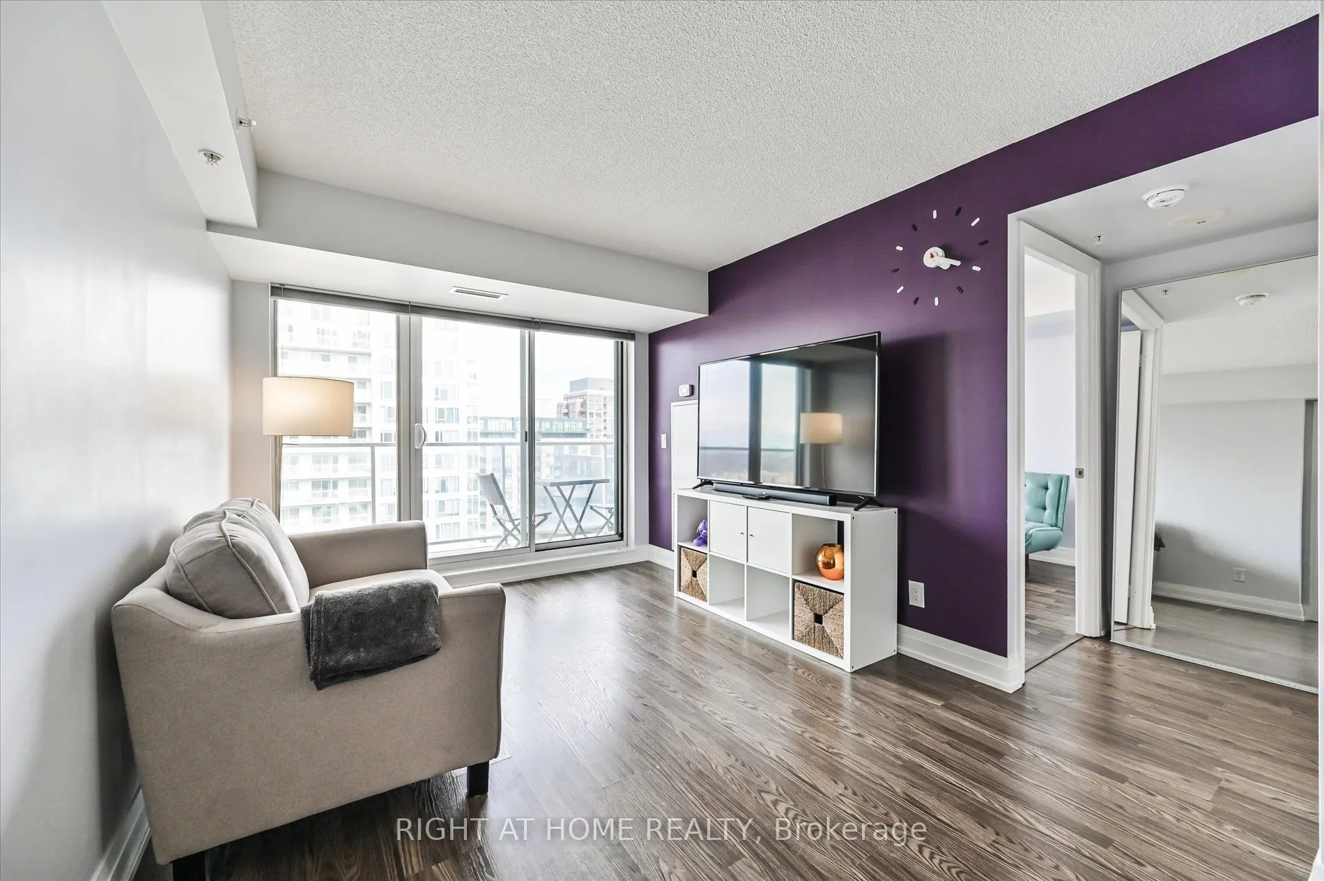 565 Wilson Avenue, #W1001