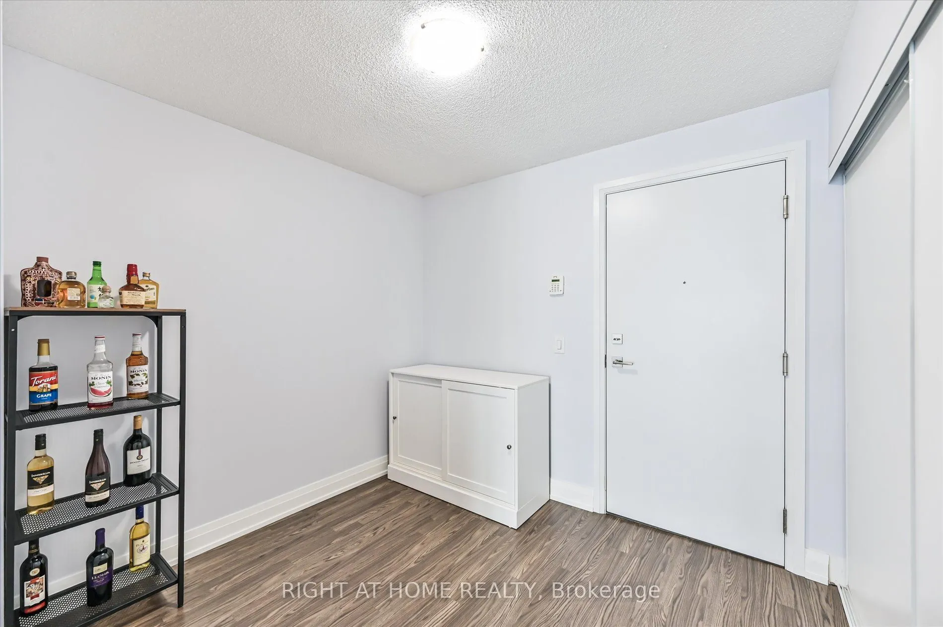 565 Wilson Avenue, #W1001