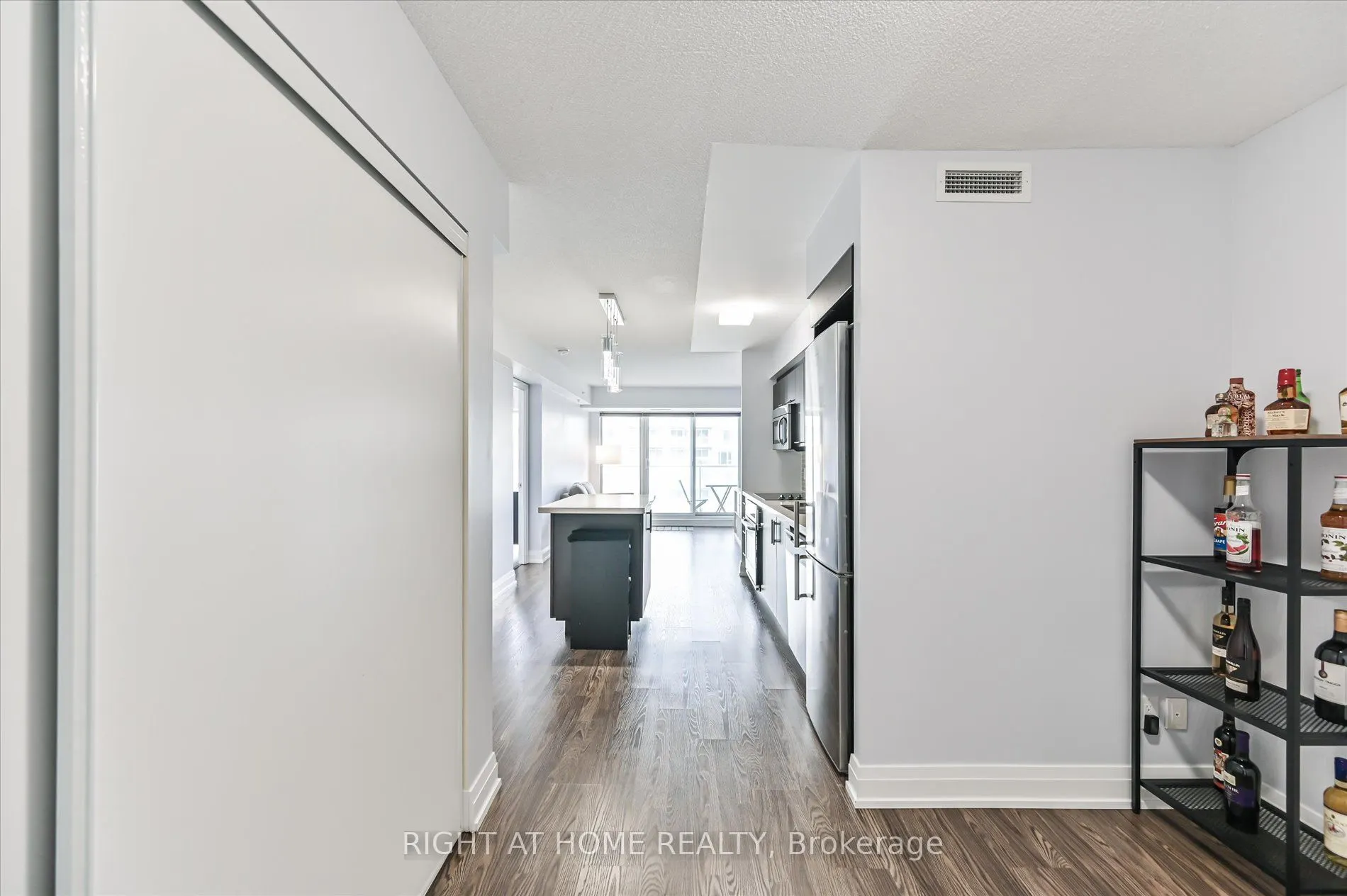 565 Wilson Avenue, #W1001