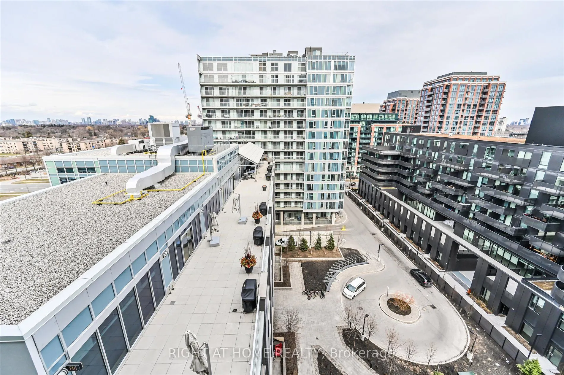 565 Wilson Avenue, #W1001