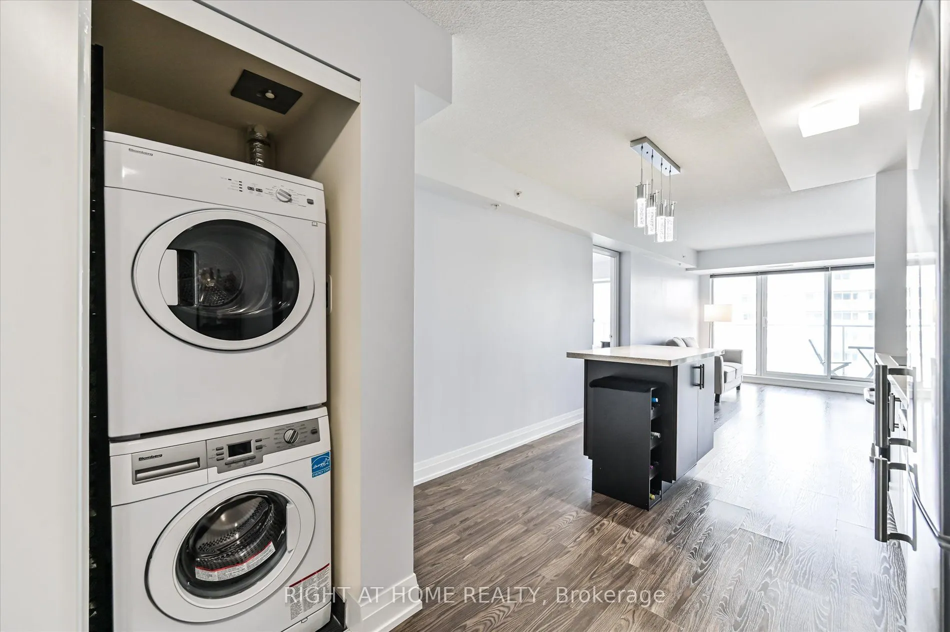 565 Wilson Avenue, #W1001