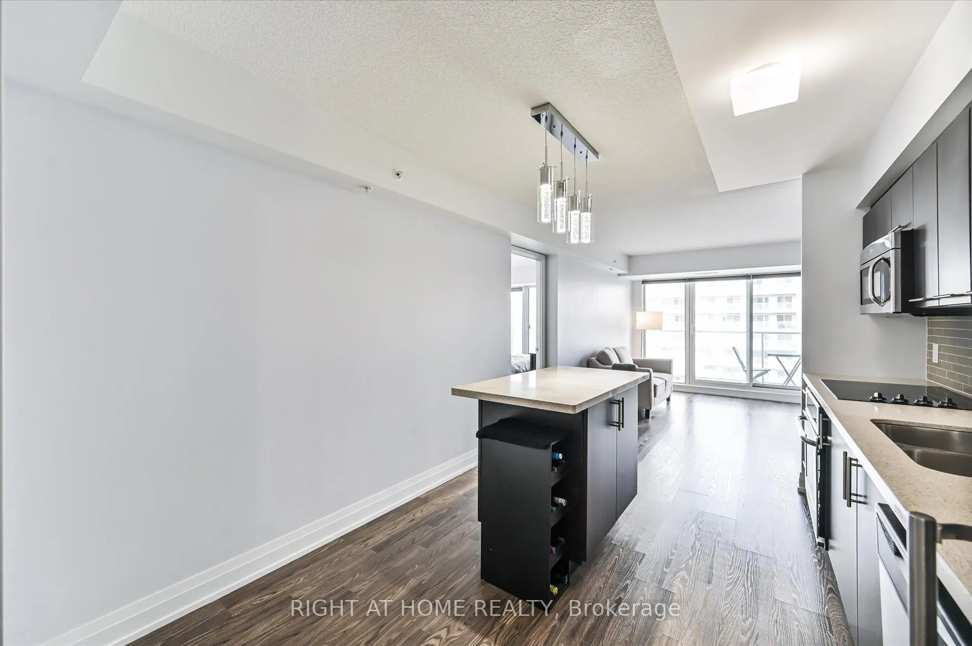 565 Wilson Avenue, #W1001
