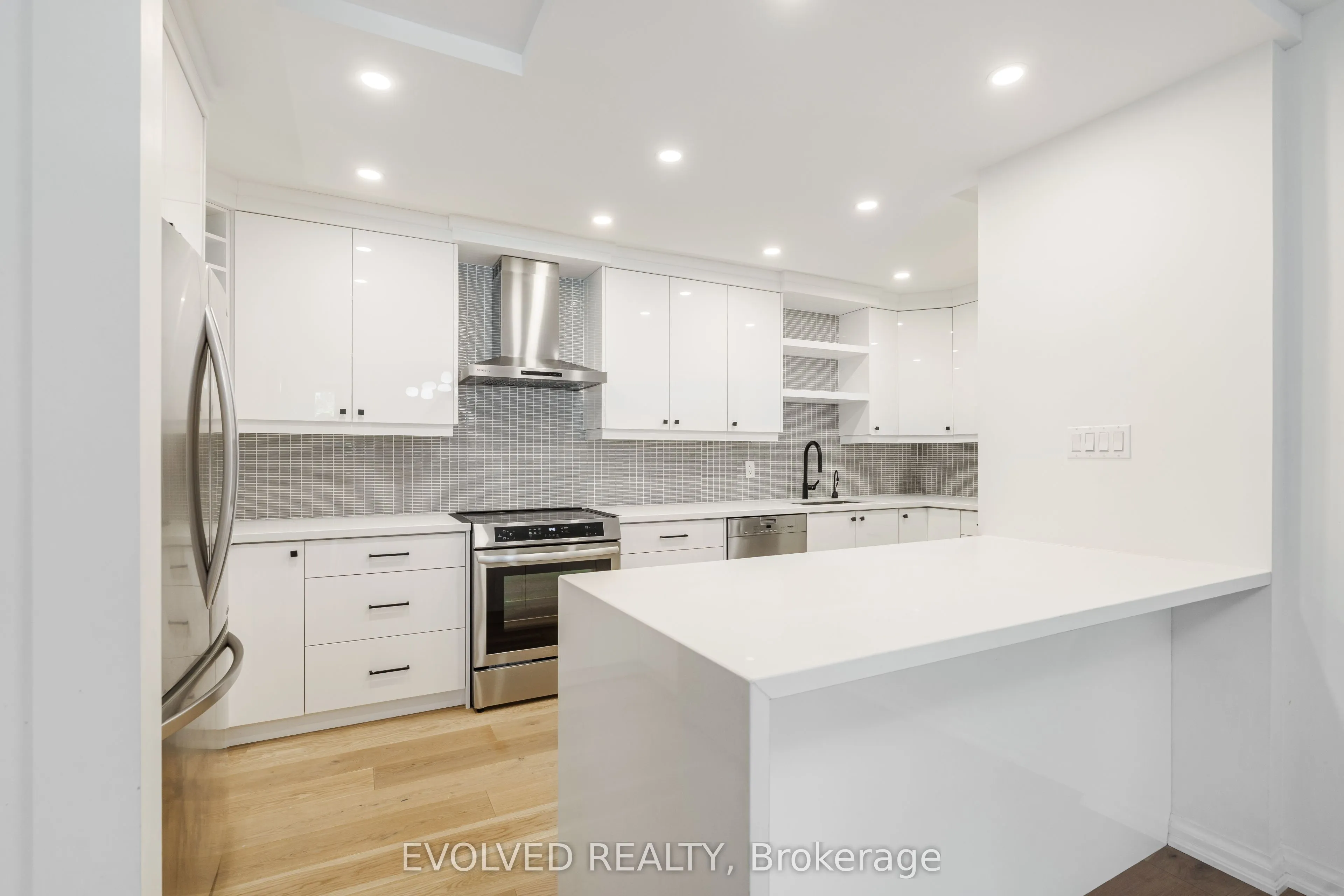 350 Lonsdale Road, #508