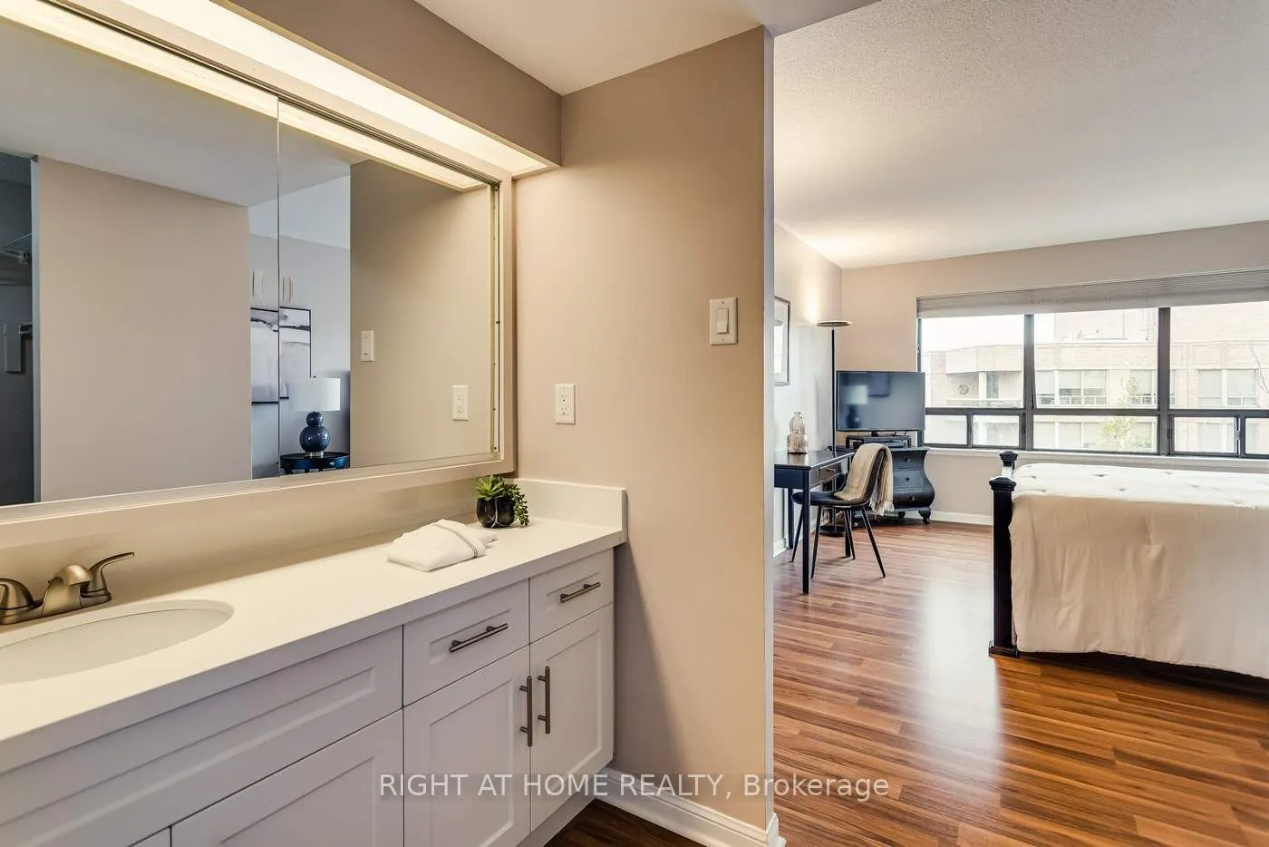 255 The Donway Way W, #528