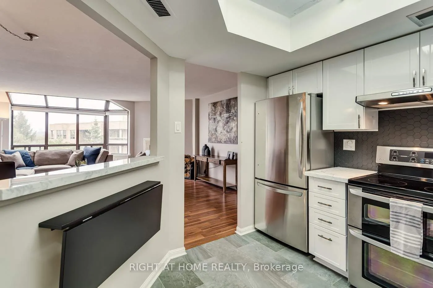 255 The Donway Way W, #528