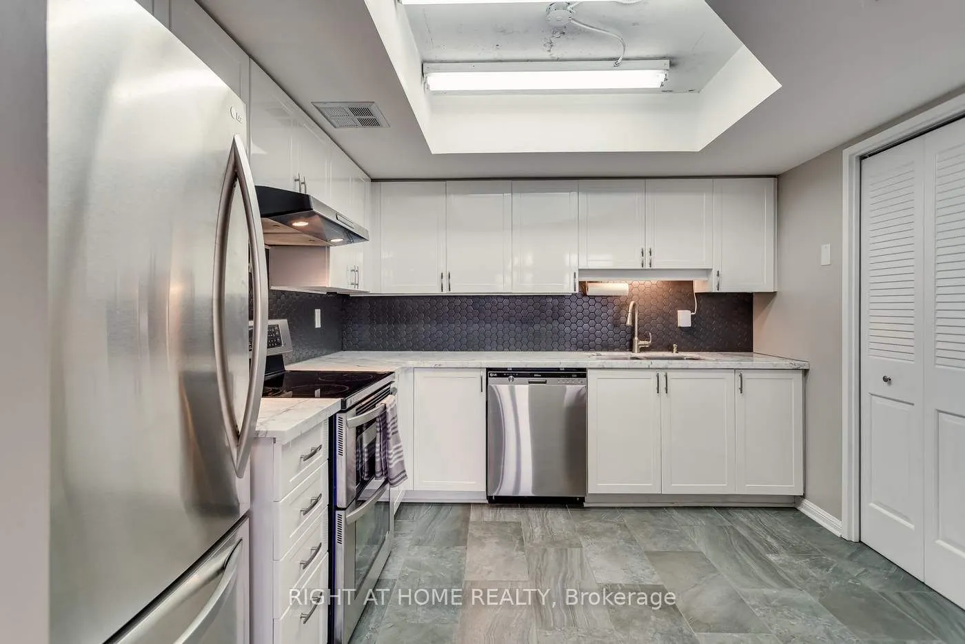 255 The Donway Way W, #528