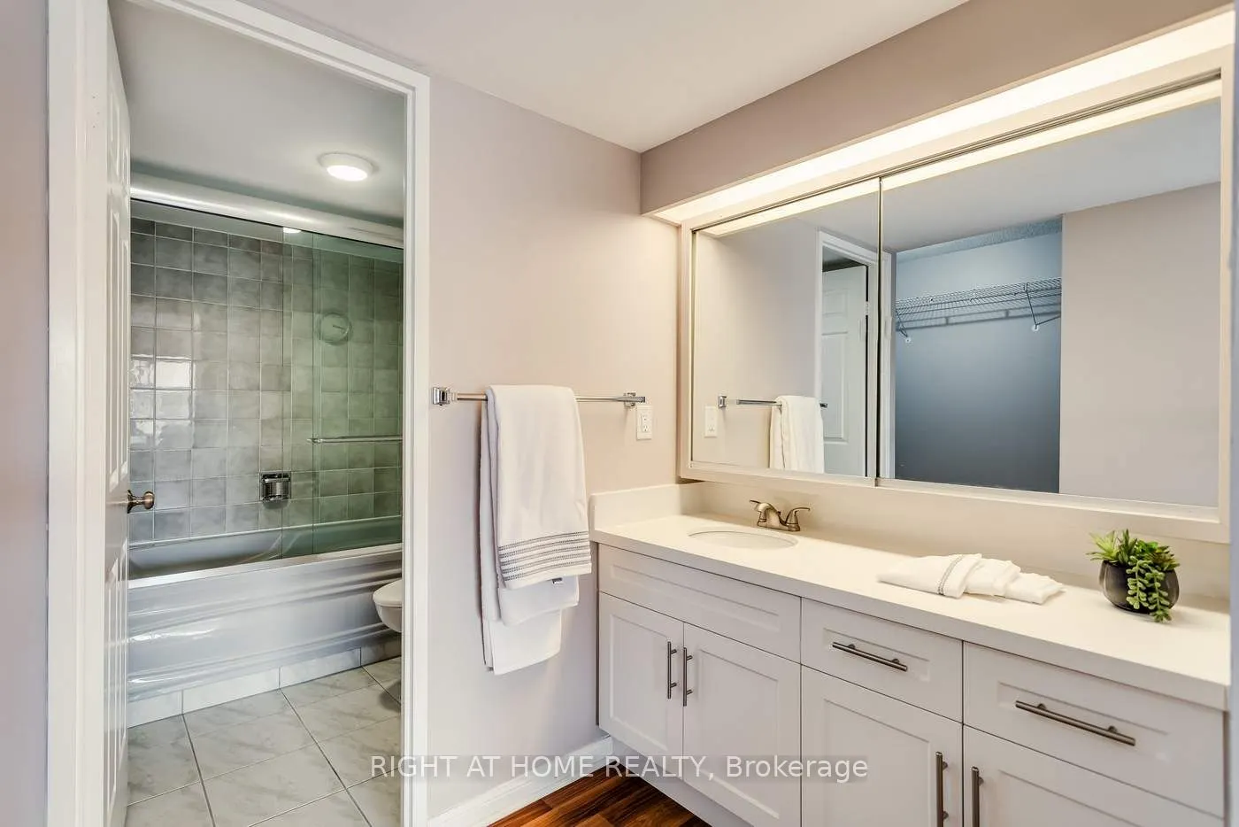 255 The Donway Way W, #528