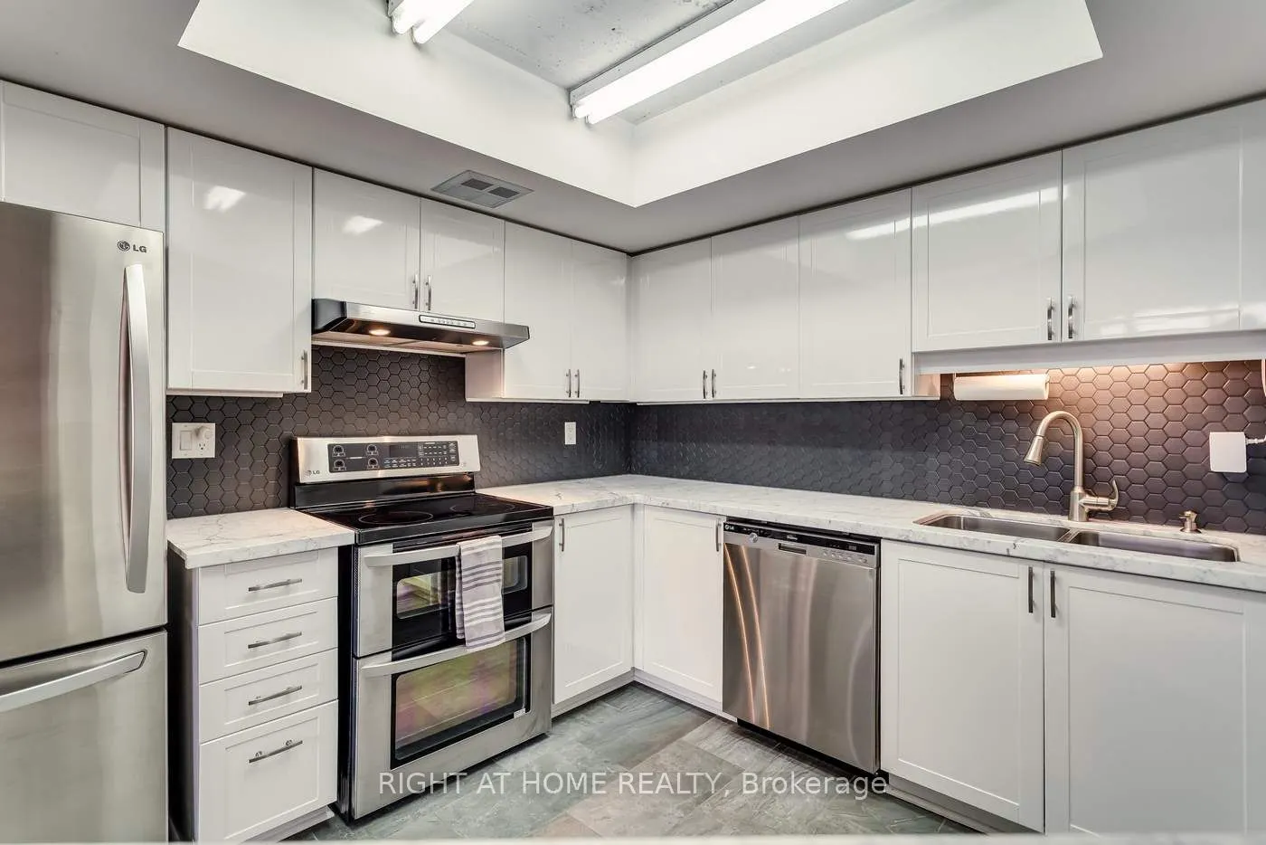 255 The Donway Way W, #528