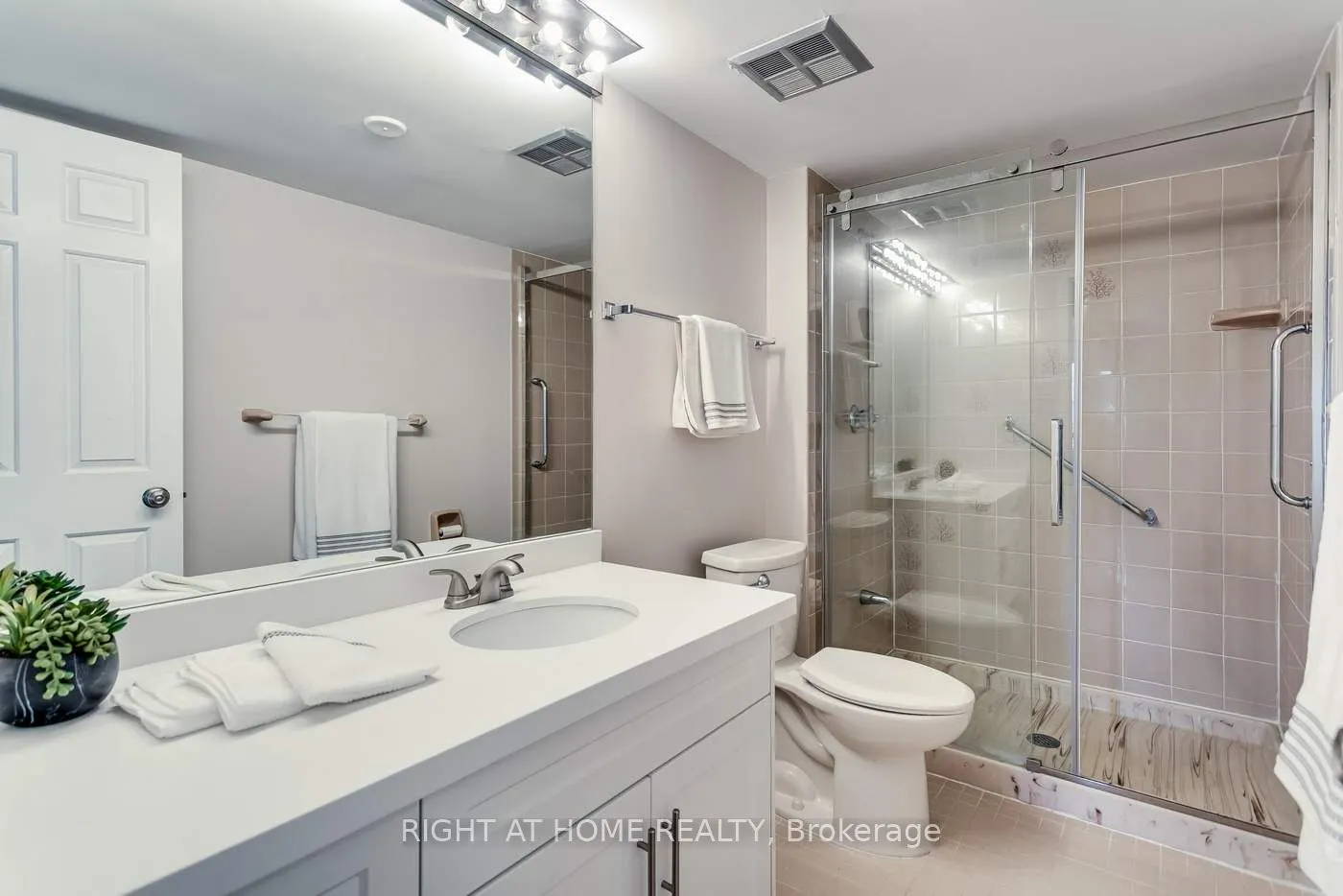 255 The Donway Way W, #528
