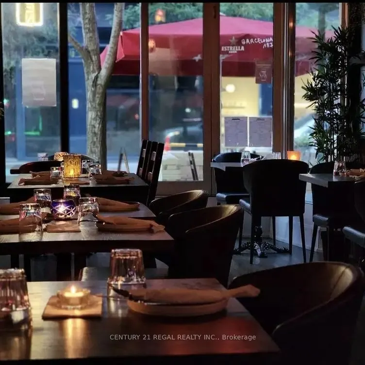 869 Dundas Street W